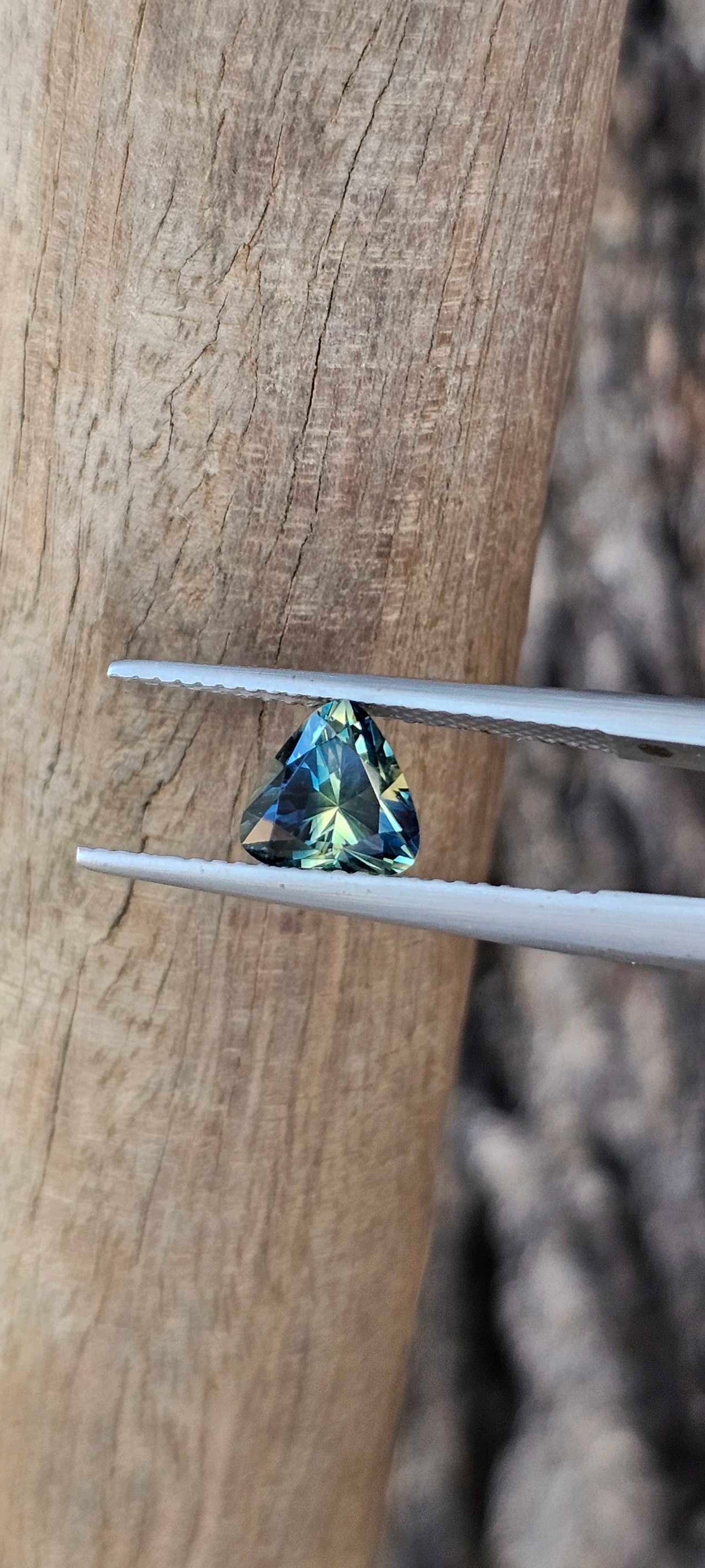 1.42ct breathtaking trilliant sapphire - Evolution Gemstones
