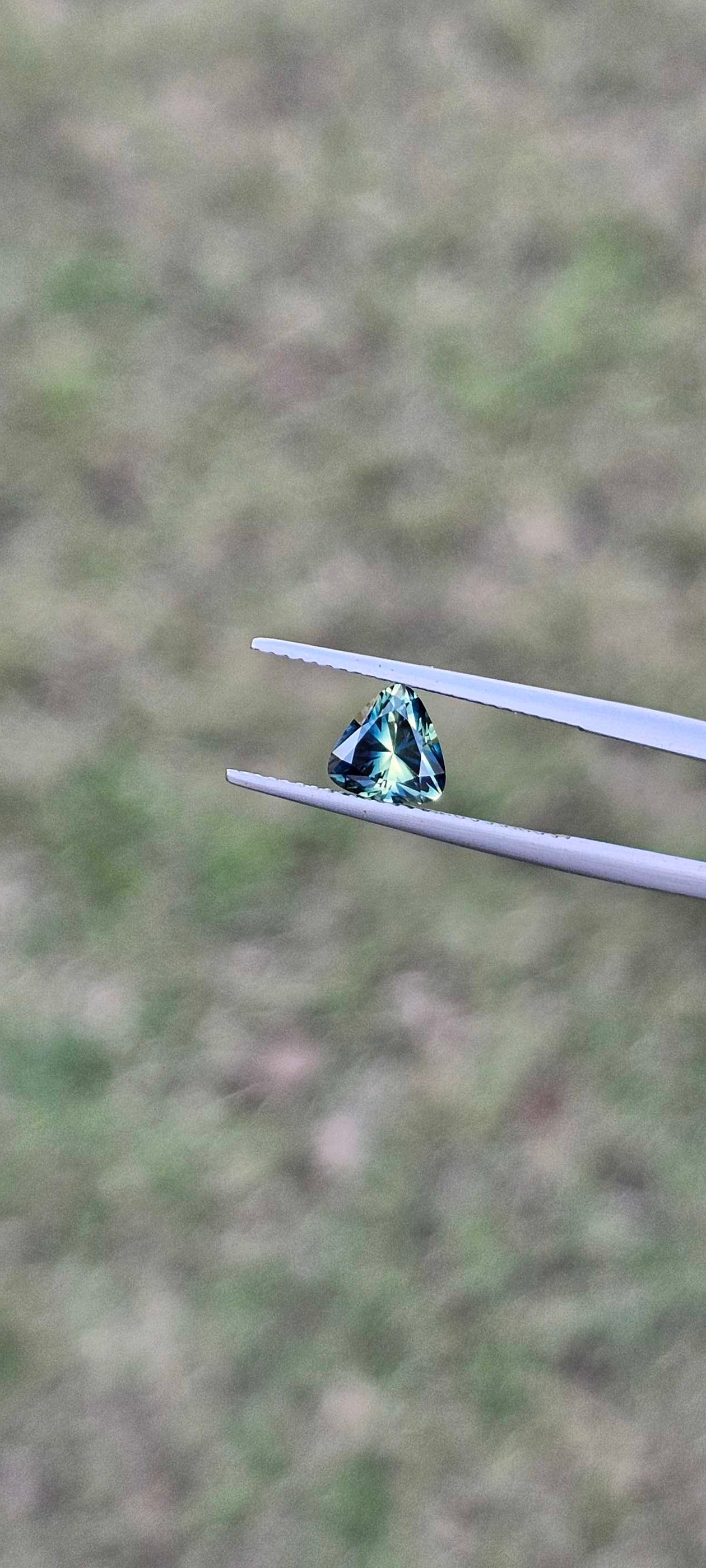 1.42ct breathtaking trilliant sapphire - Evolution Gemstones