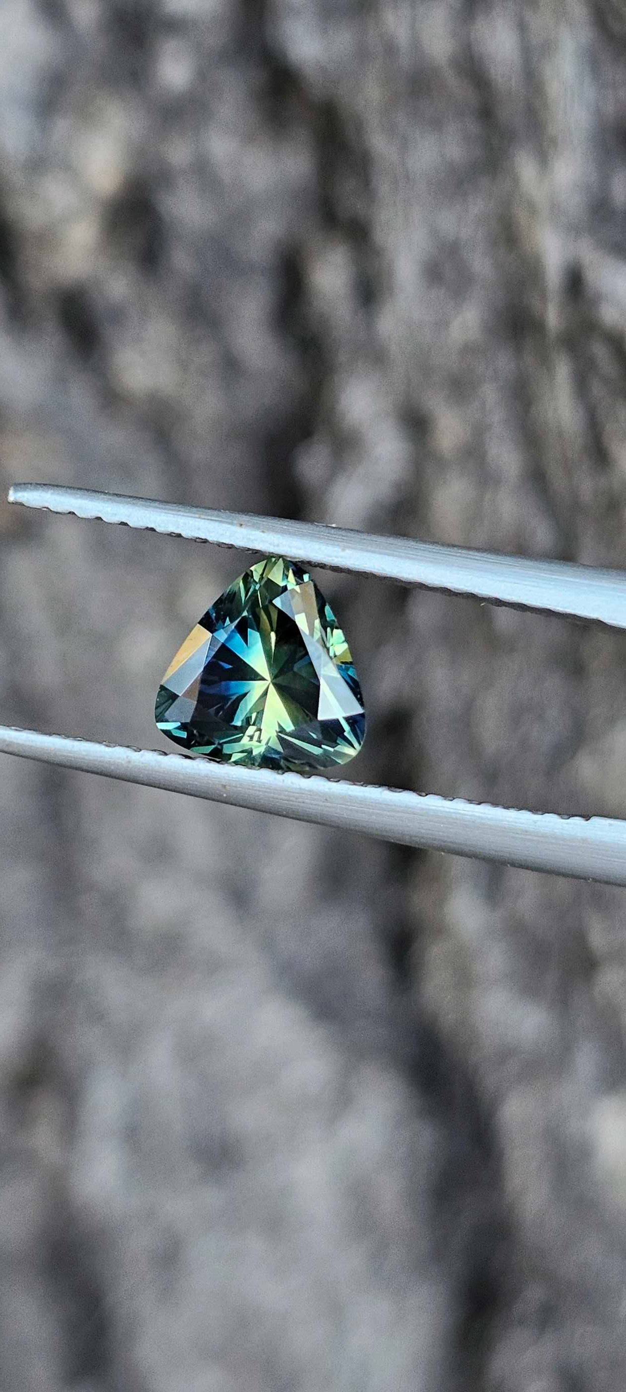 1.42ct breathtaking trilliant sapphire - Evolution Gemstones