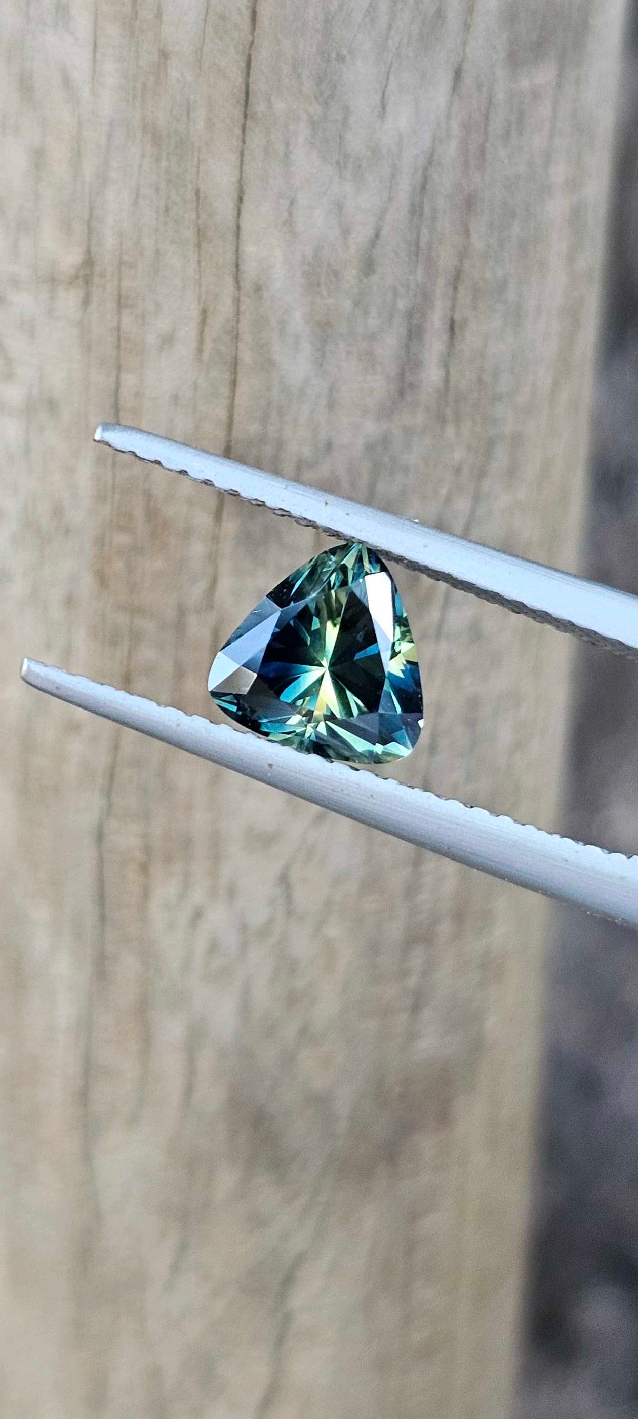 1.42ct breathtaking trilliant sapphire - Evolution Gemstones