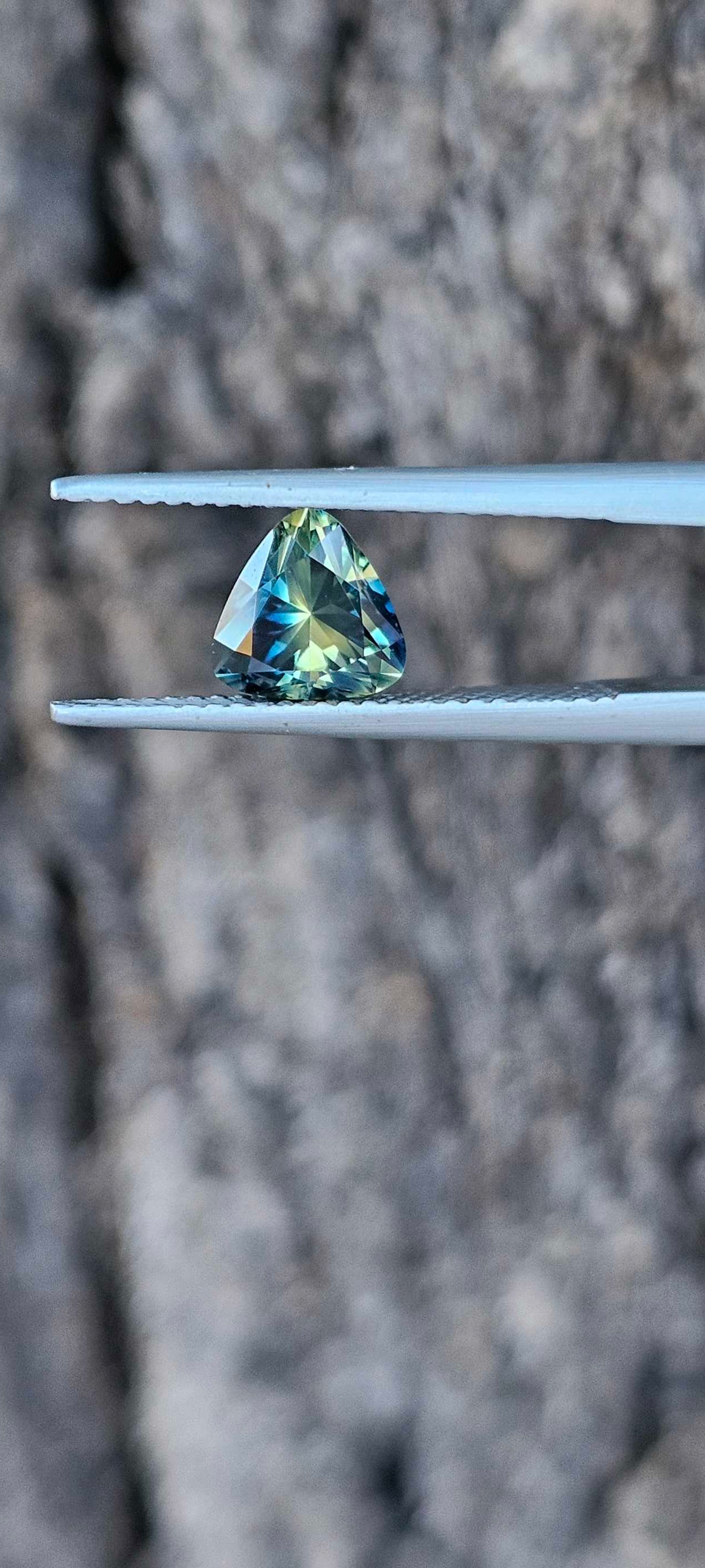 1.42ct breathtaking trilliant sapphire - Evolution Gemstones