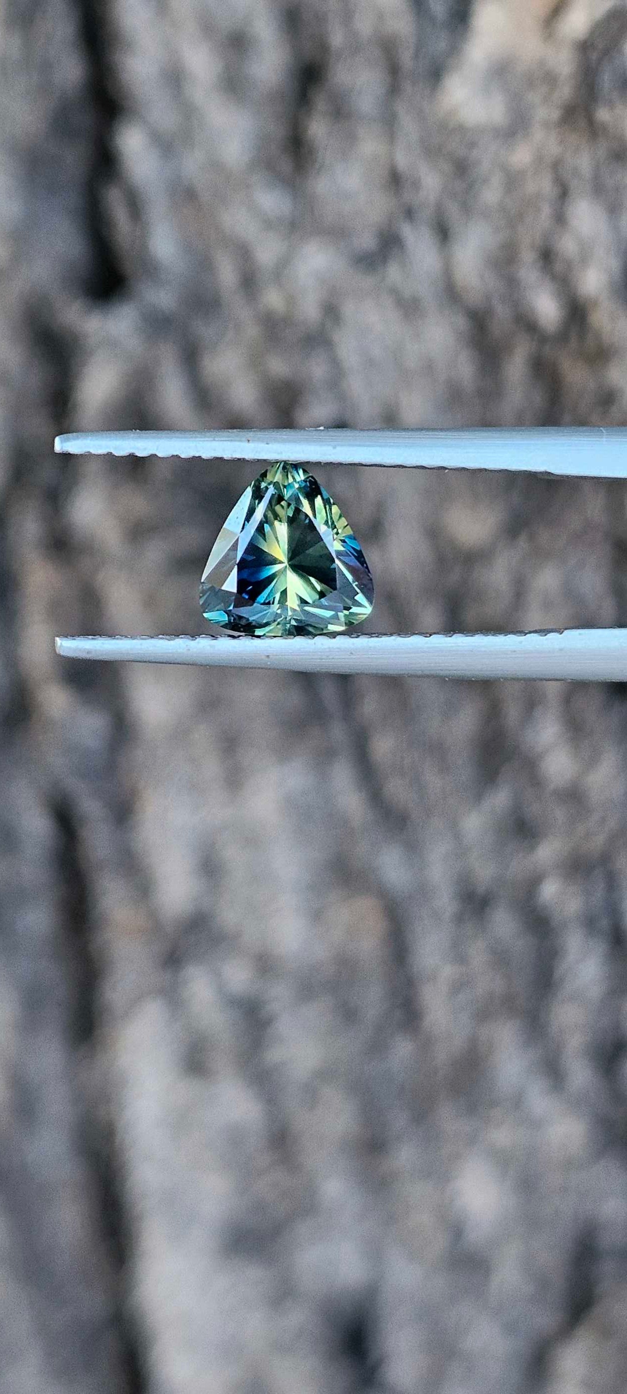 1.42ct breathtaking trilliant sapphire - Evolution Gemstones