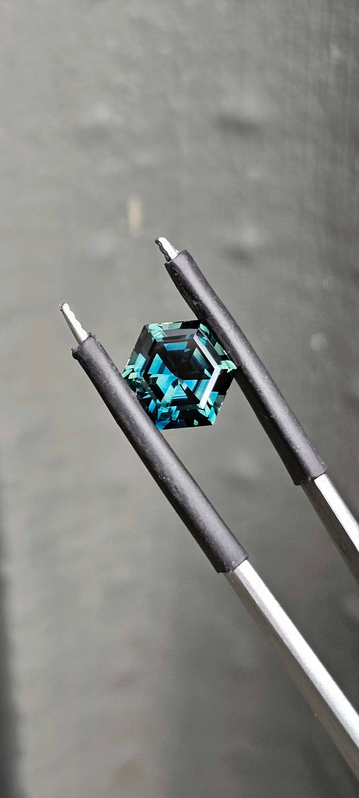 2.715ct Modified Hex Cut Sapphire - Evolution Gemstones