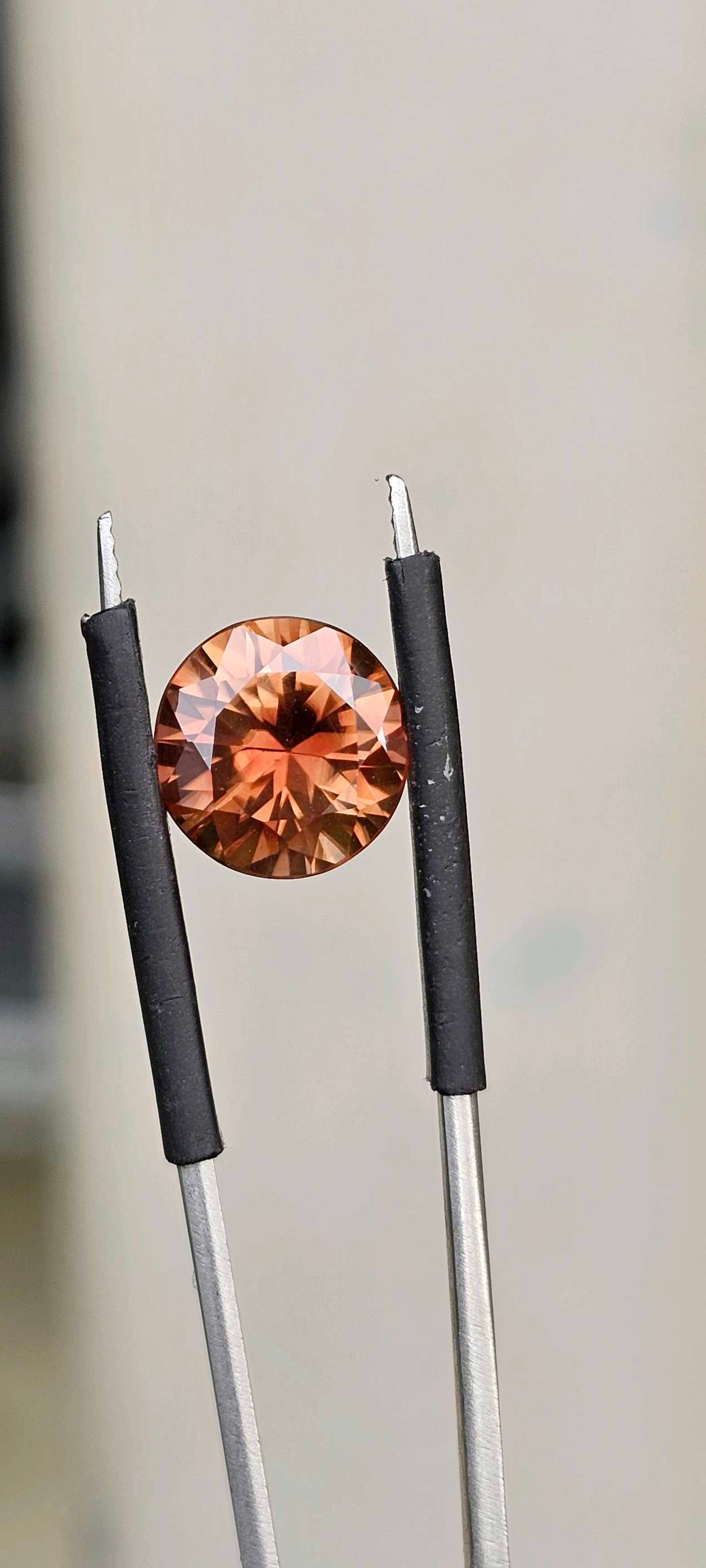 Harts Range Zircon 4.62ct round brilliant - Evolution Gemstones