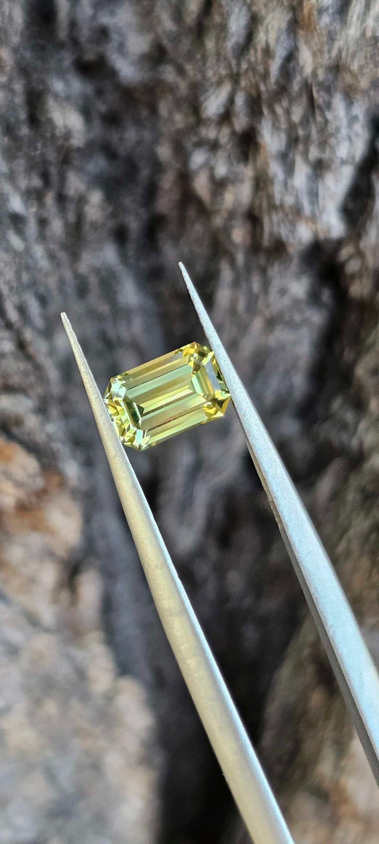 Yellowish emerald cut sapphire - Evolution Gemstones