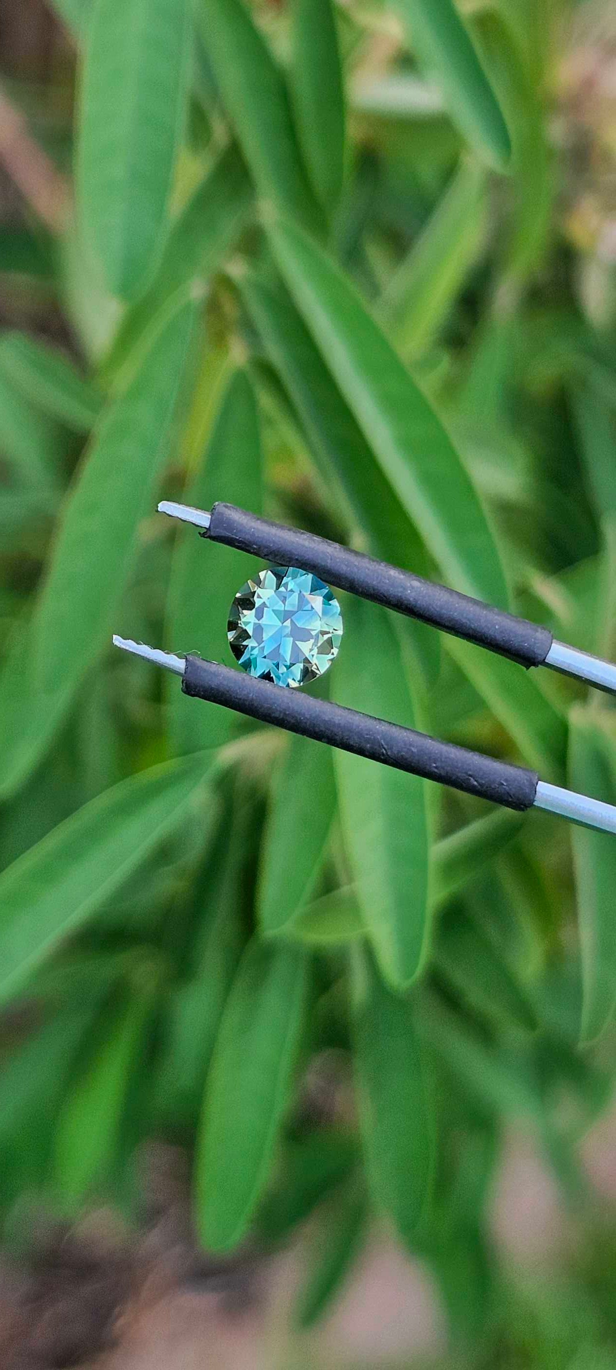 1.21ct round brilliant pretty parti sapphire - Evolution Gemstones