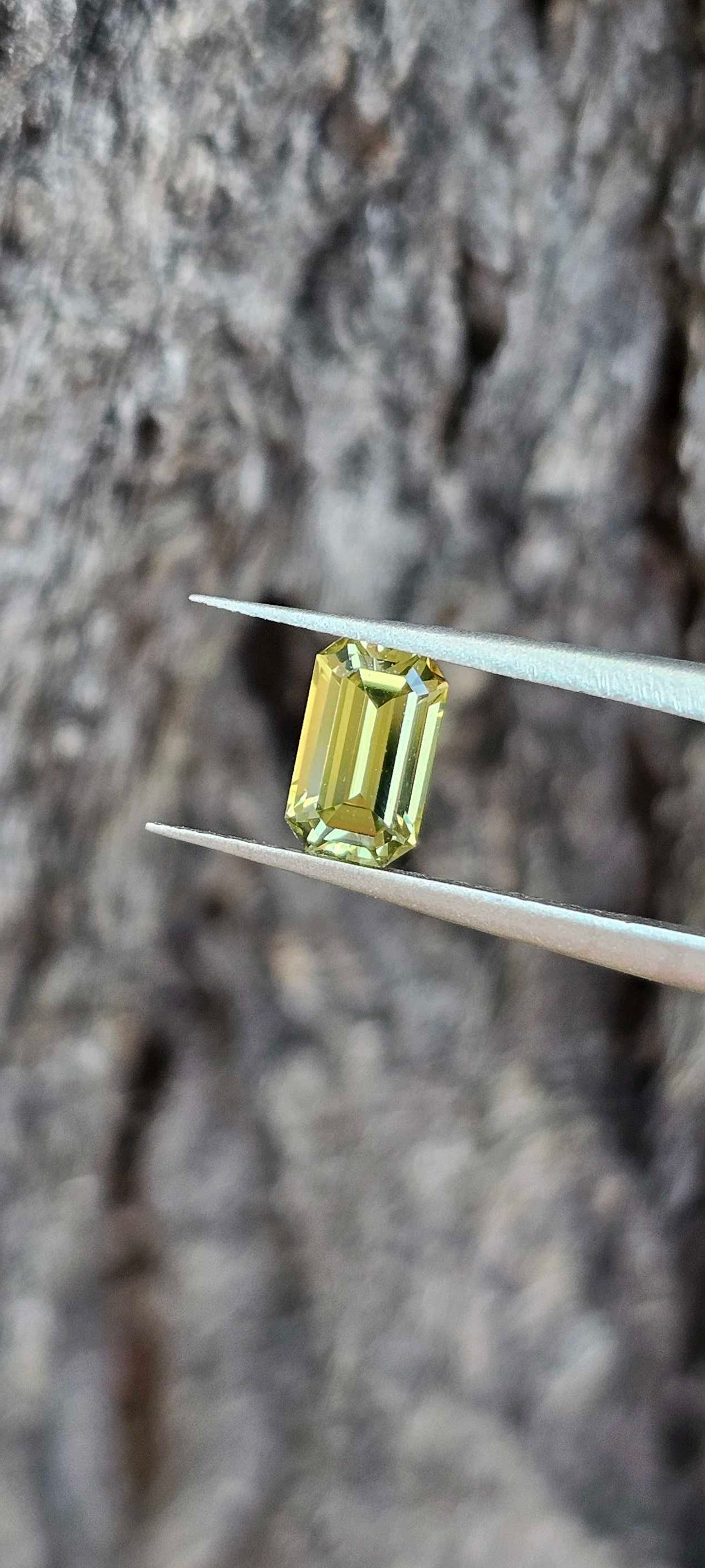 Yellowish emerald cut sapphire - Evolution Gemstones