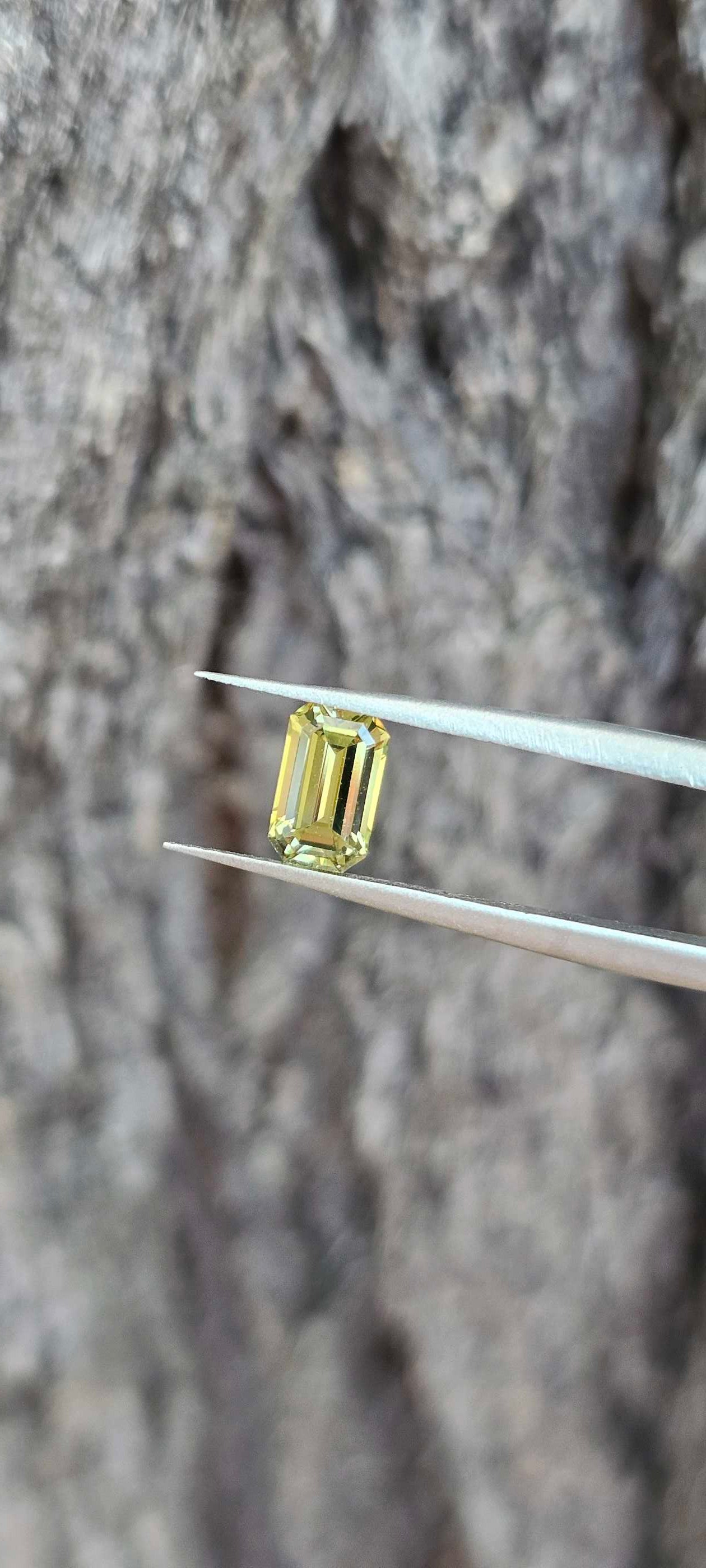 Yellowish emerald cut sapphire - Evolution Gemstones