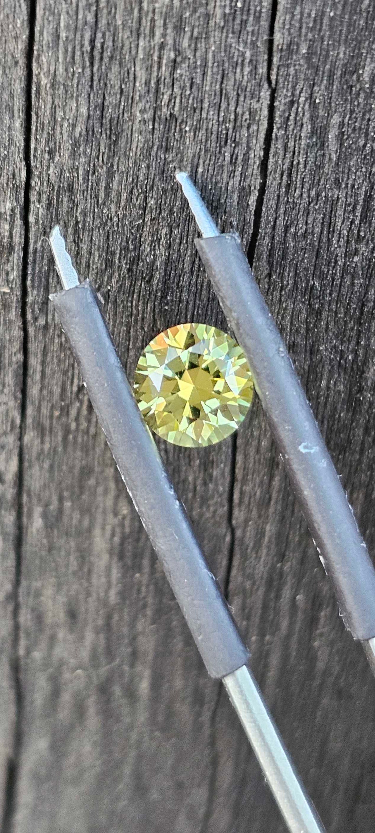 0.93ct clean eye straw-wine yellow sapphire - Evolution Gemstones