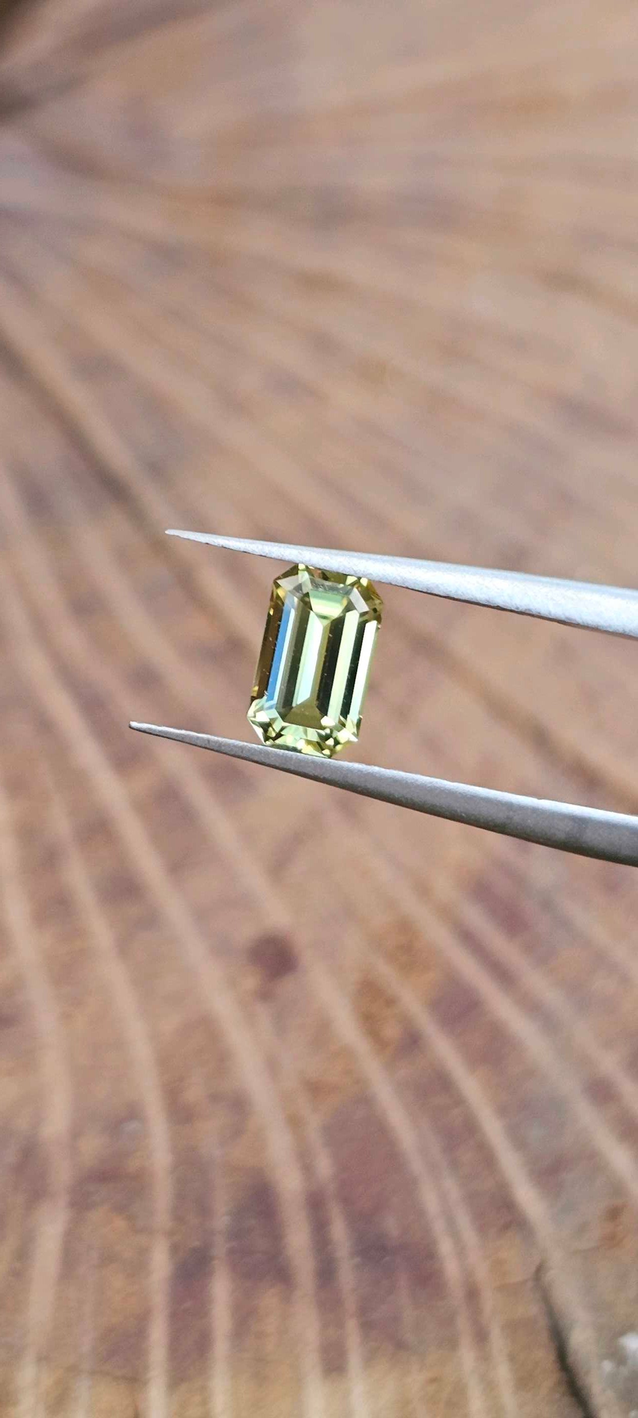 Yellowish emerald cut sapphire - Evolution Gemstones