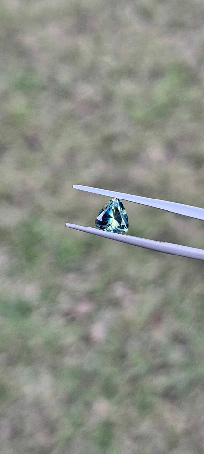 1.42ct breathtaking trilliant sapphire - Evolution Gemstones