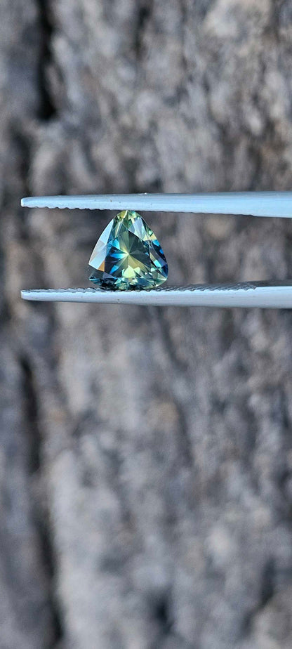 1.42ct breathtaking trilliant sapphire - Evolution Gemstones