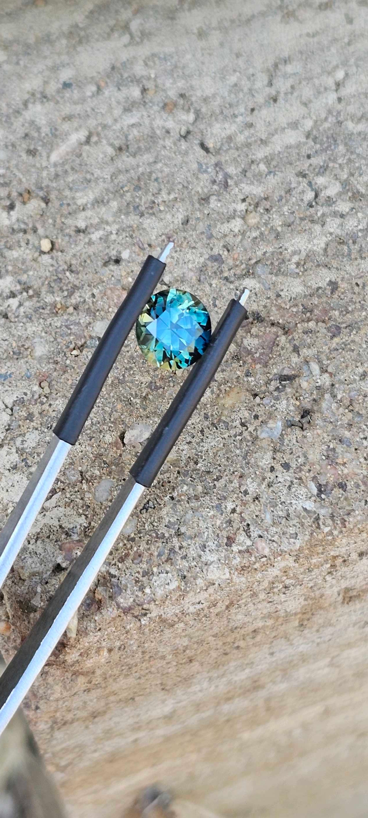 2.09ct Exquisite Australian parti sapphire - Evolution Gemstones