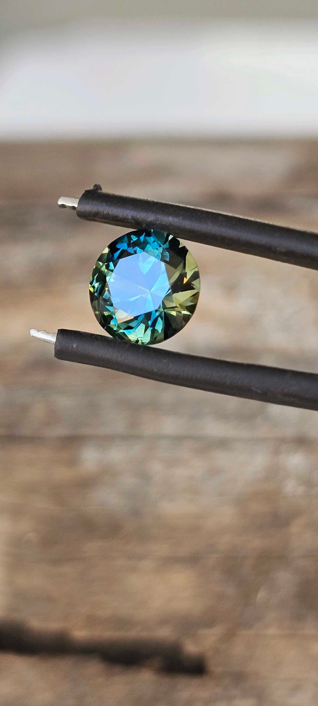 2.09ct Exquisite Australian parti sapphire - Evolution Gemstones