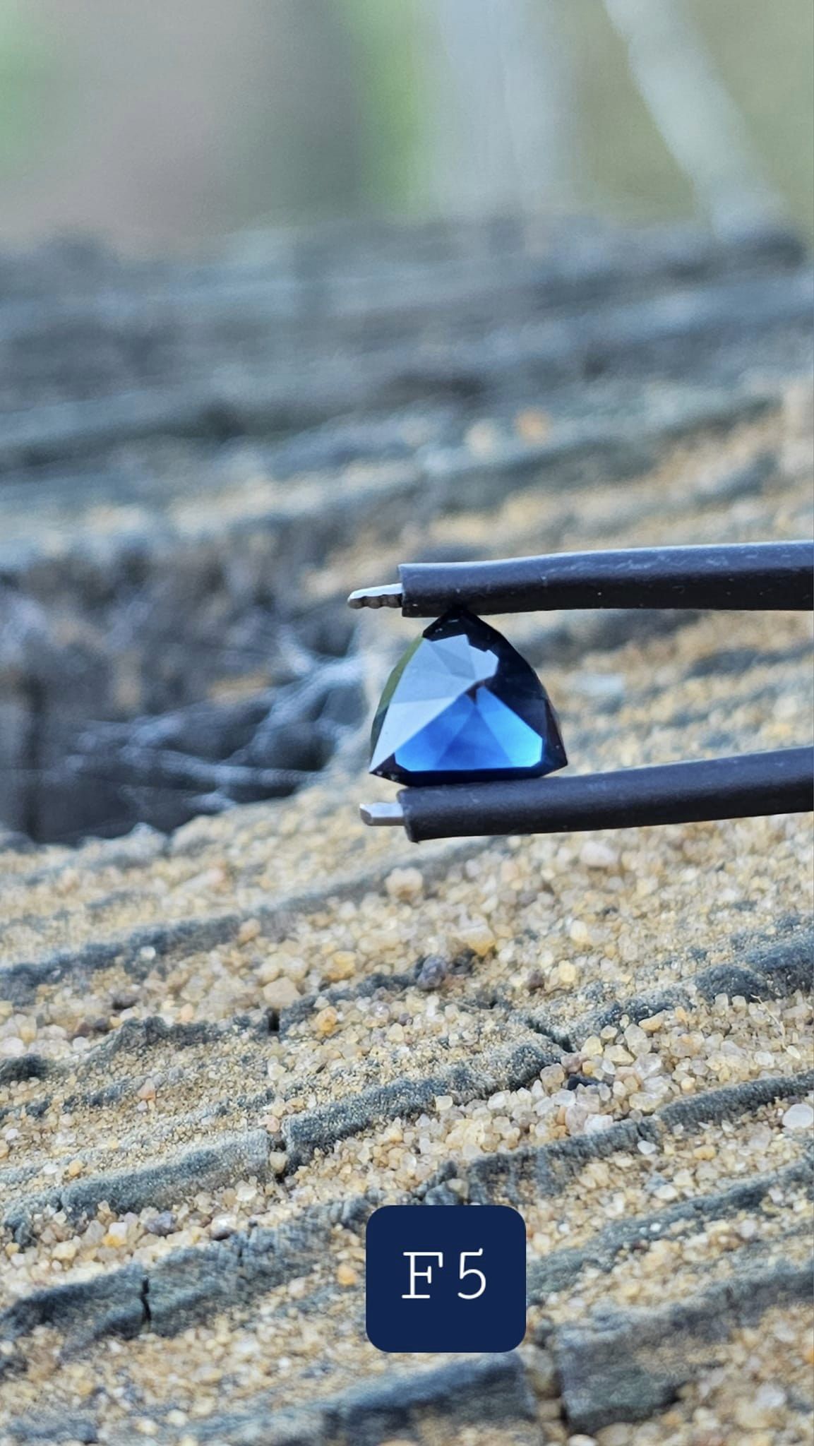 Intensely deep blue sapphire - Evolution Gemstones