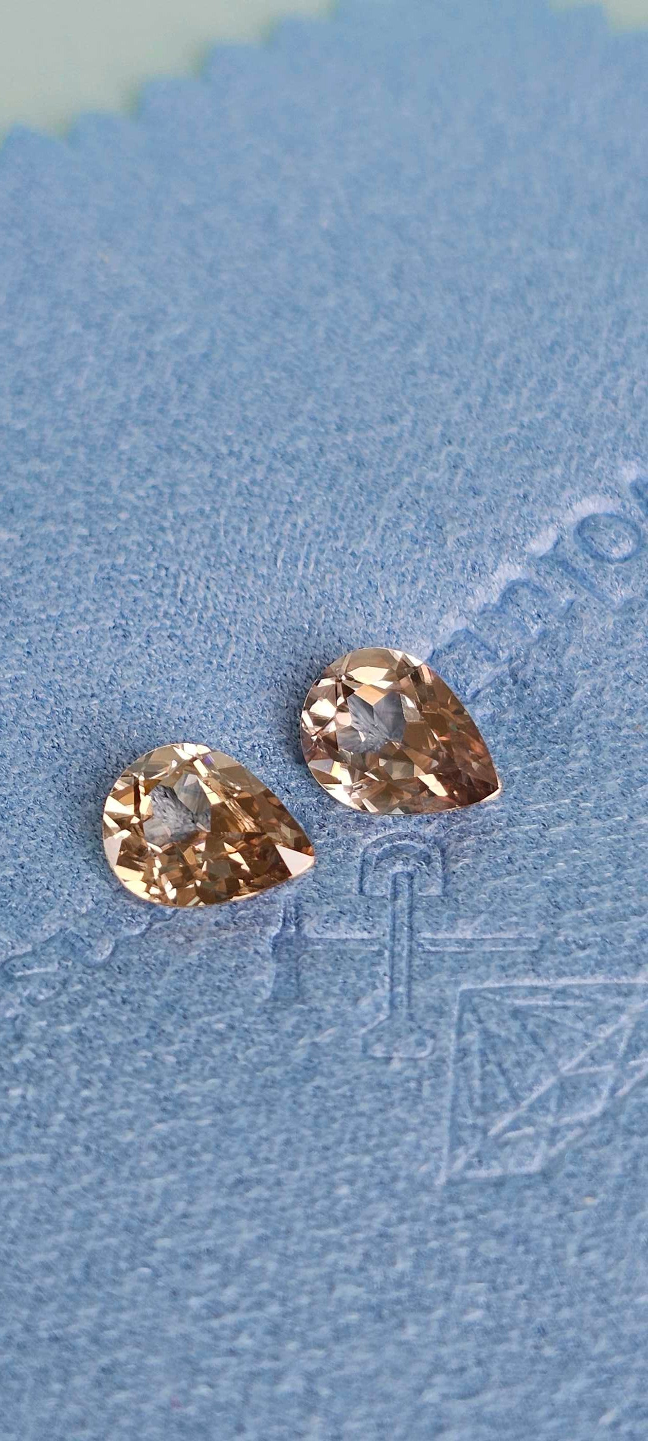 Pair of pears 🍐 Harts Range Zircons - Evolution Gemstones