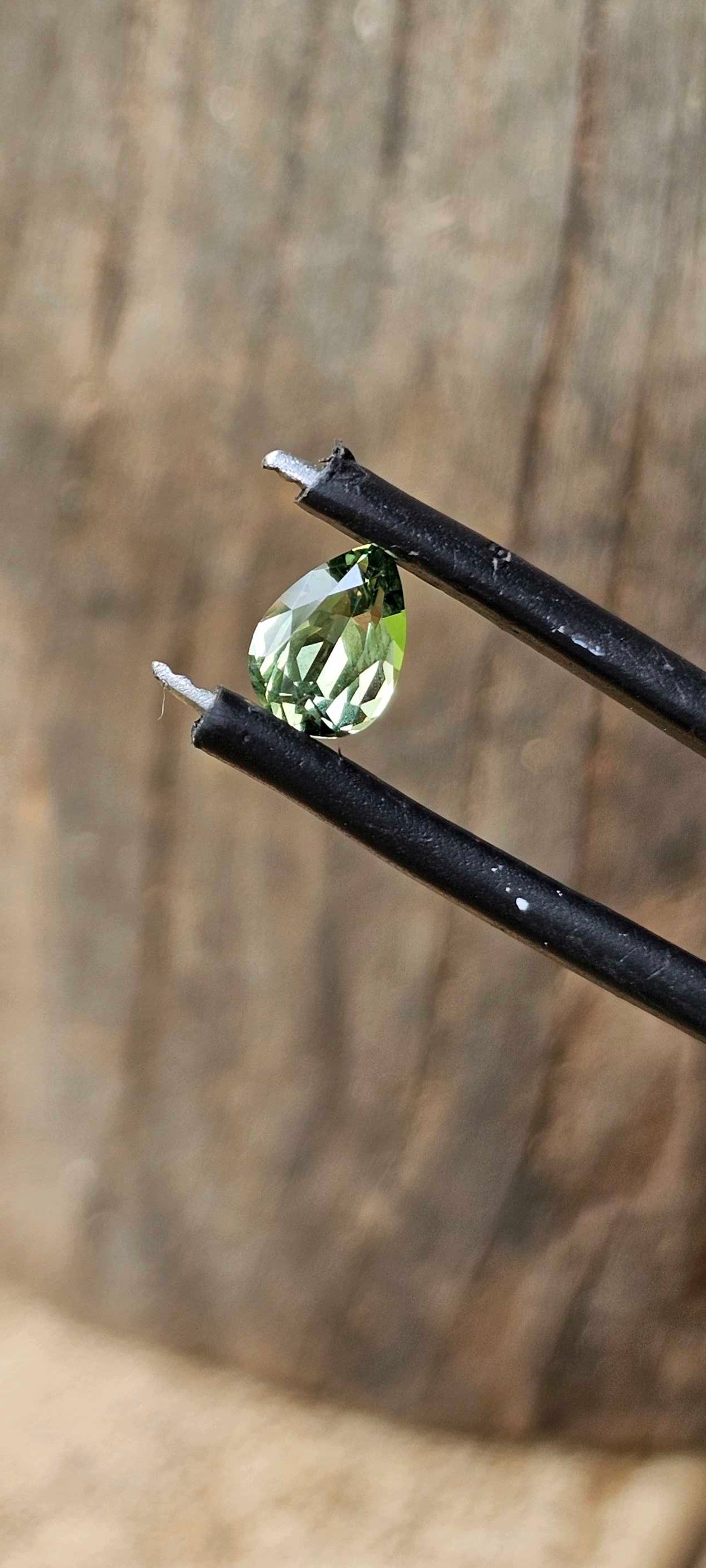 0.655ct Light green pear sapphire - Evolution Gemstones