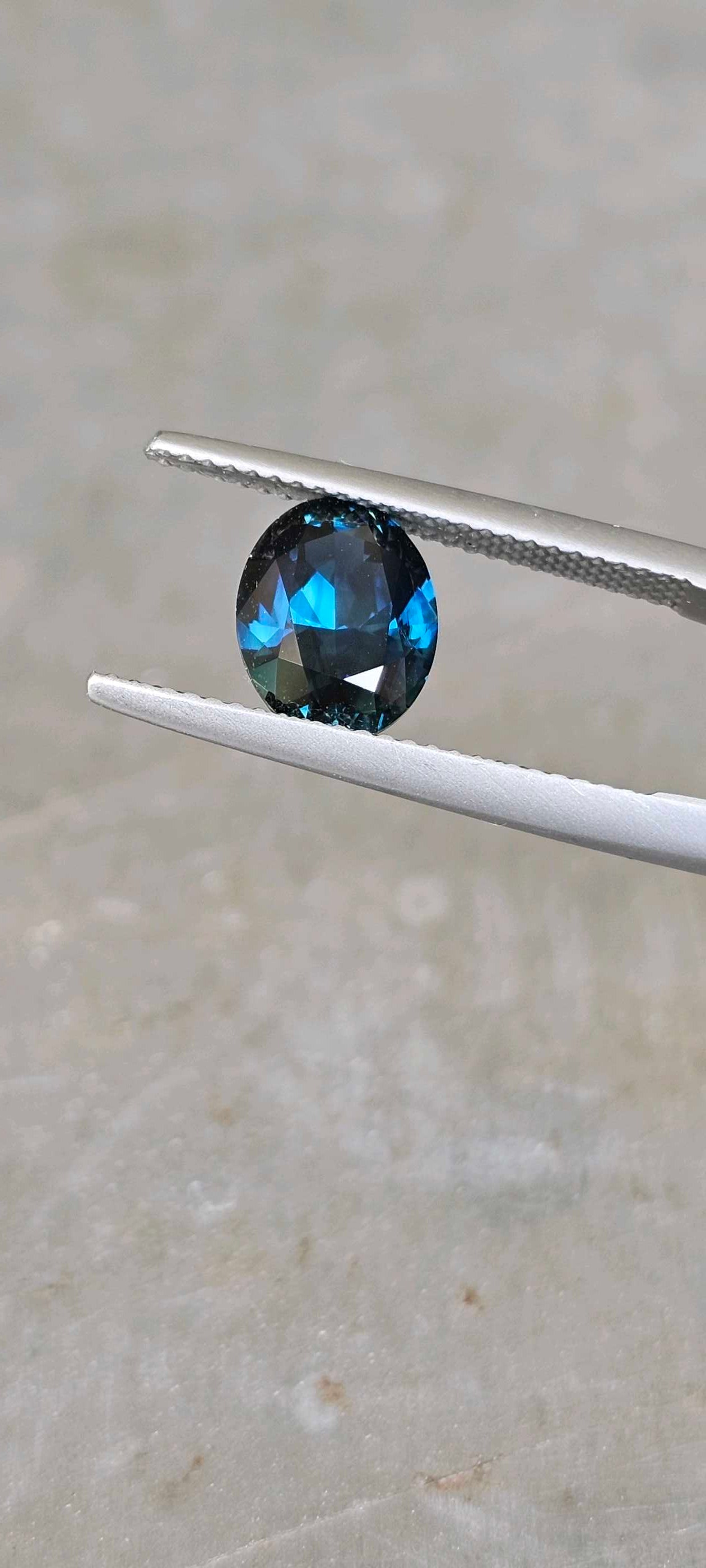 Timeless 2.64ct blue oval sapphire - Evolution Gemstones