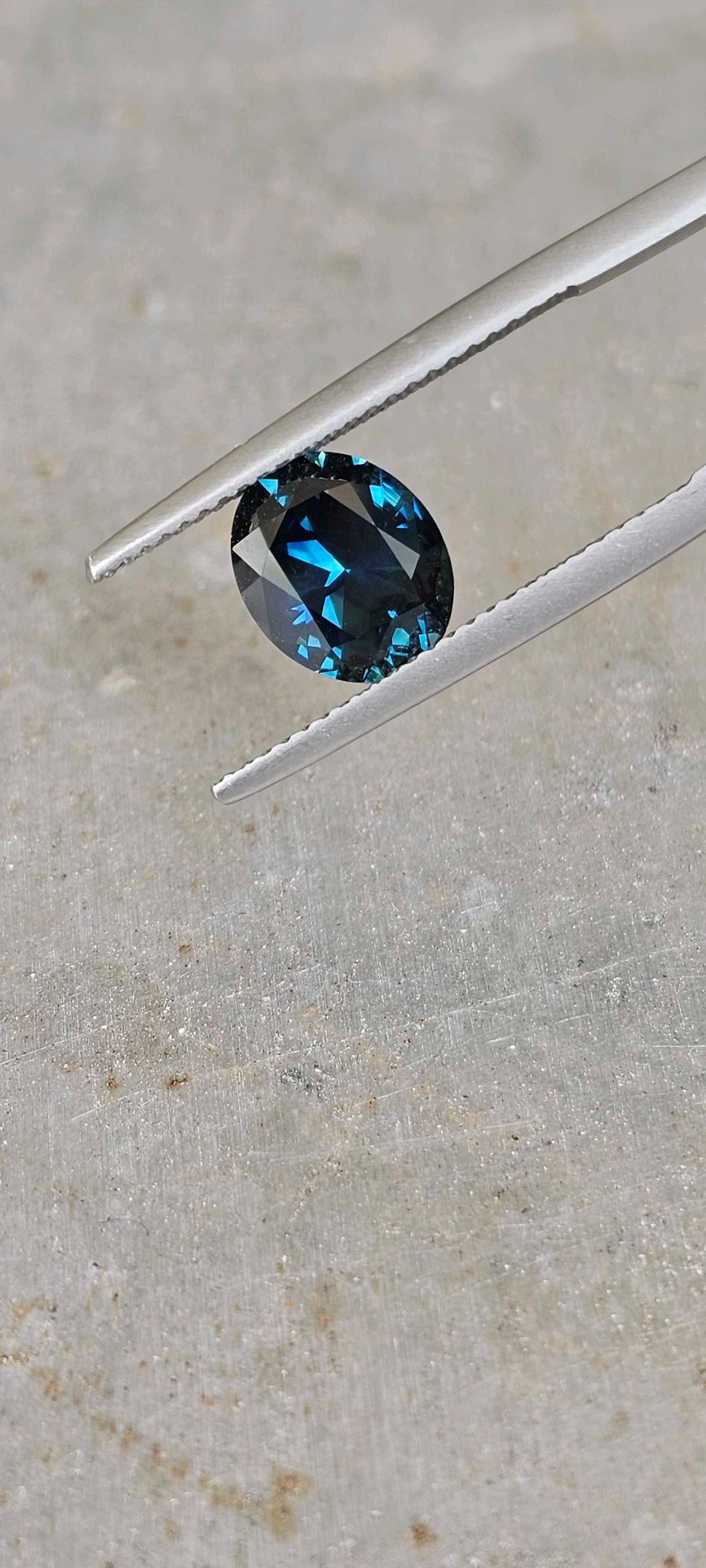 Timeless 2.64ct blue oval sapphire - Evolution Gemstones