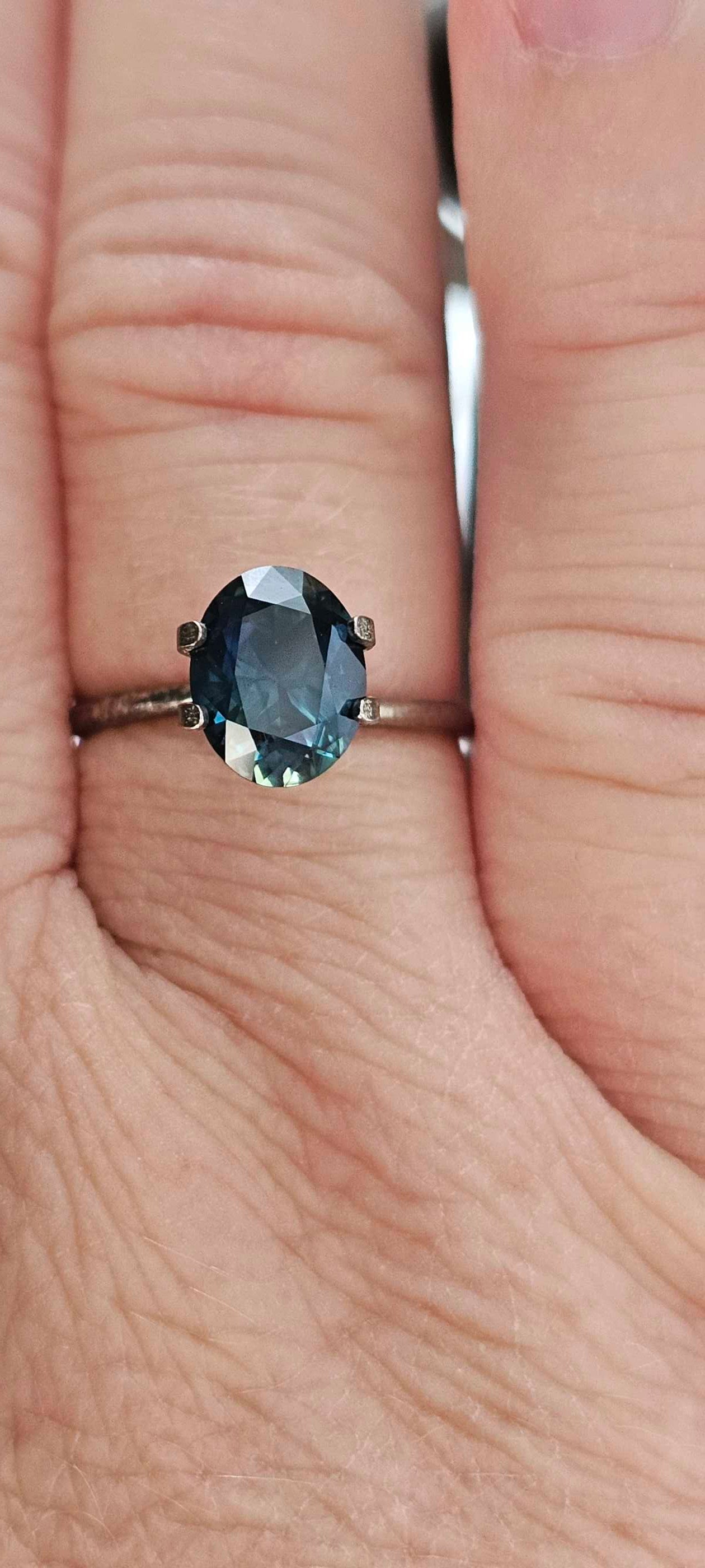 Timeless 2.64ct blue oval sapphire - Evolution Gemstones