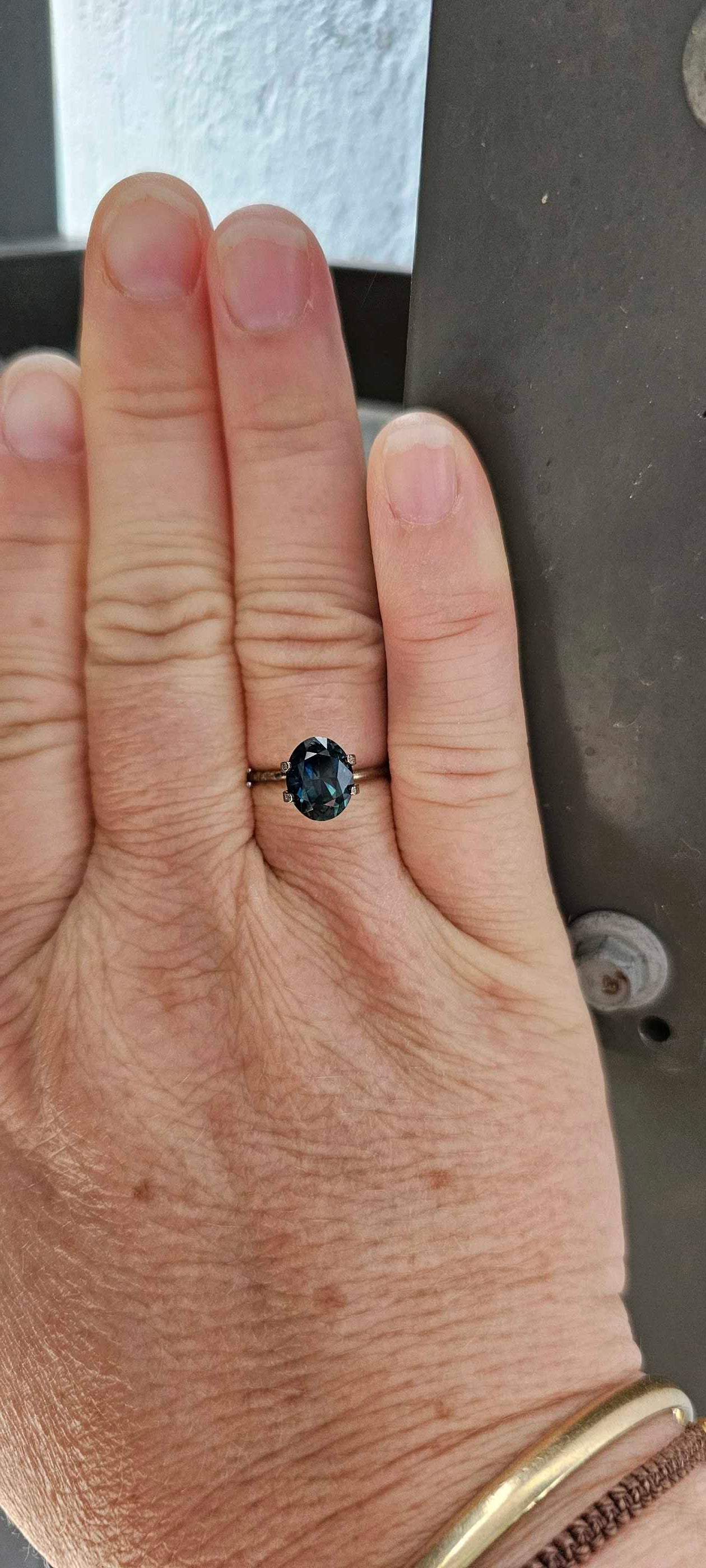 Timeless 2.64ct blue oval sapphire - Evolution Gemstones