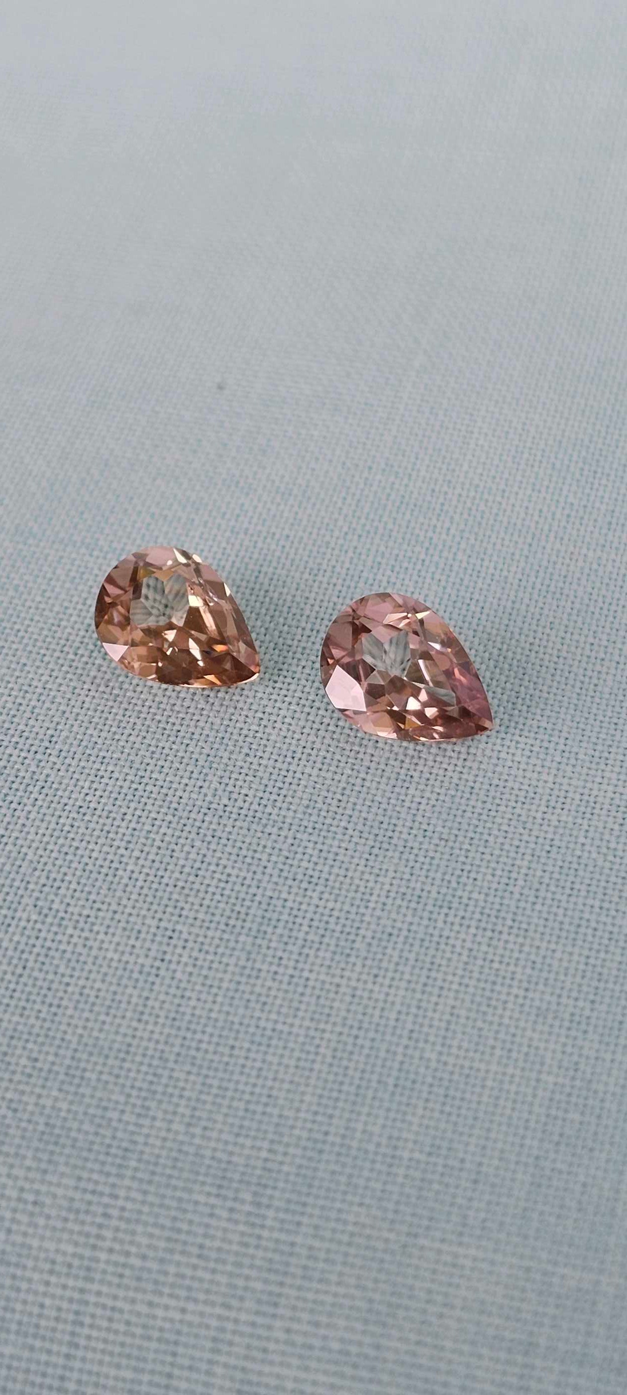 Pair of pears 🍐 Harts Range Zircons - Evolution Gemstones