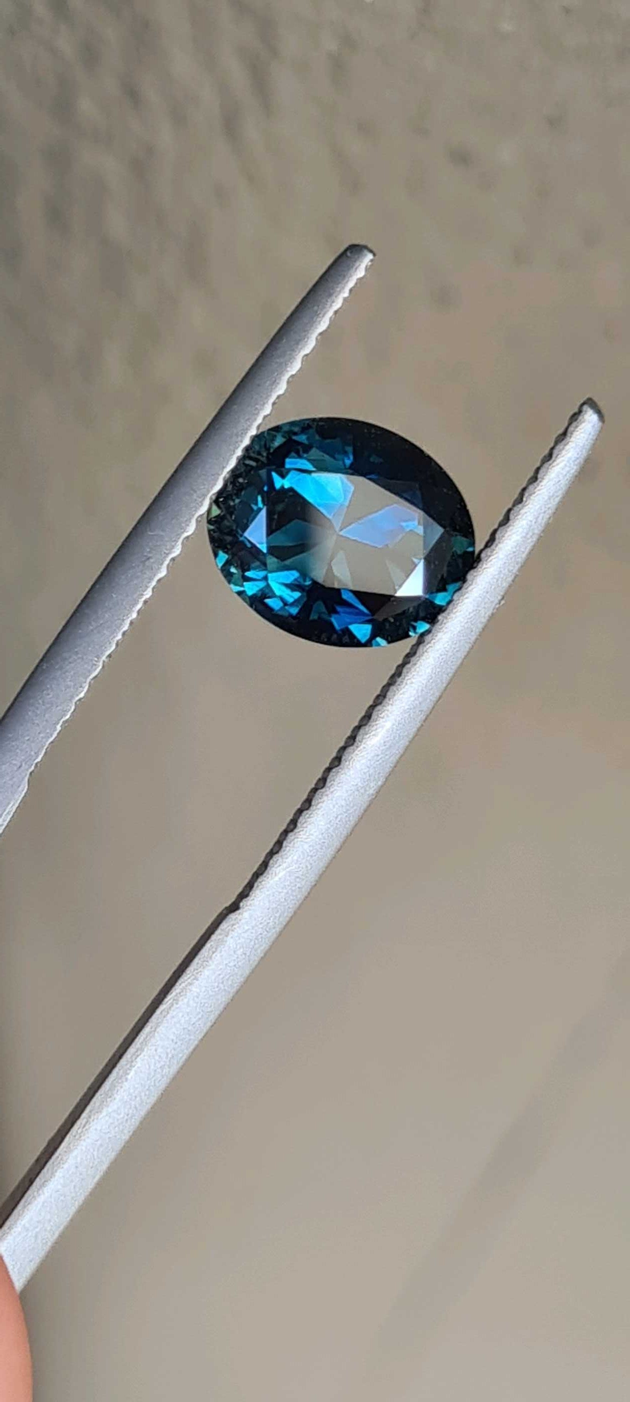 Timeless 2.64ct blue oval sapphire - Evolution Gemstones