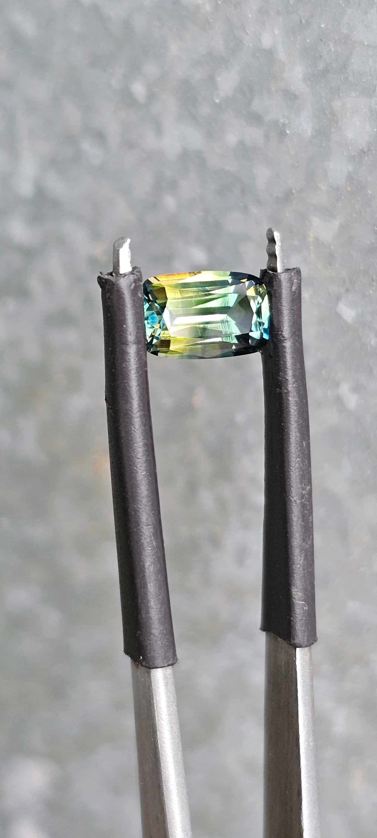 Blue/Green/Yellow Parti Rectangle Sapphire 0.920ct - Evolution Gemstones