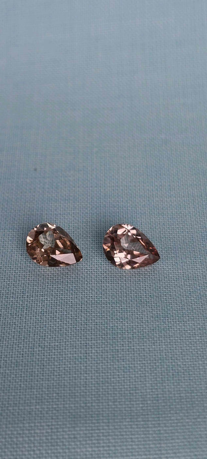 Pair of pears 🍐 Harts Range Zircons - Evolution Gemstones