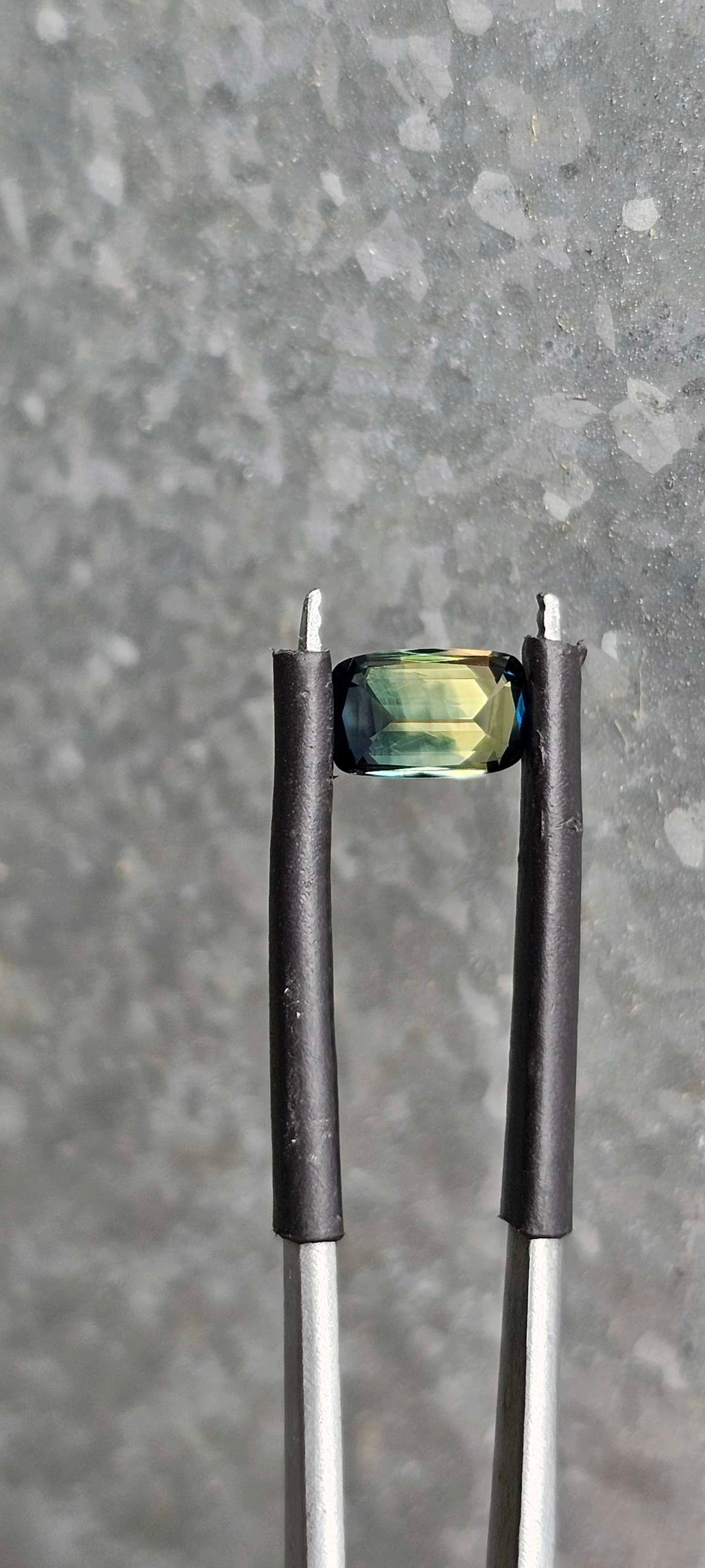 Blue/Green/Yellow Parti Rectangle Sapphire 0.920ct - Evolution Gemstones