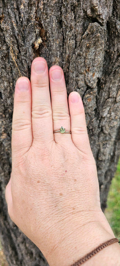 0.655ct Light green pear sapphire - Evolution Gemstones