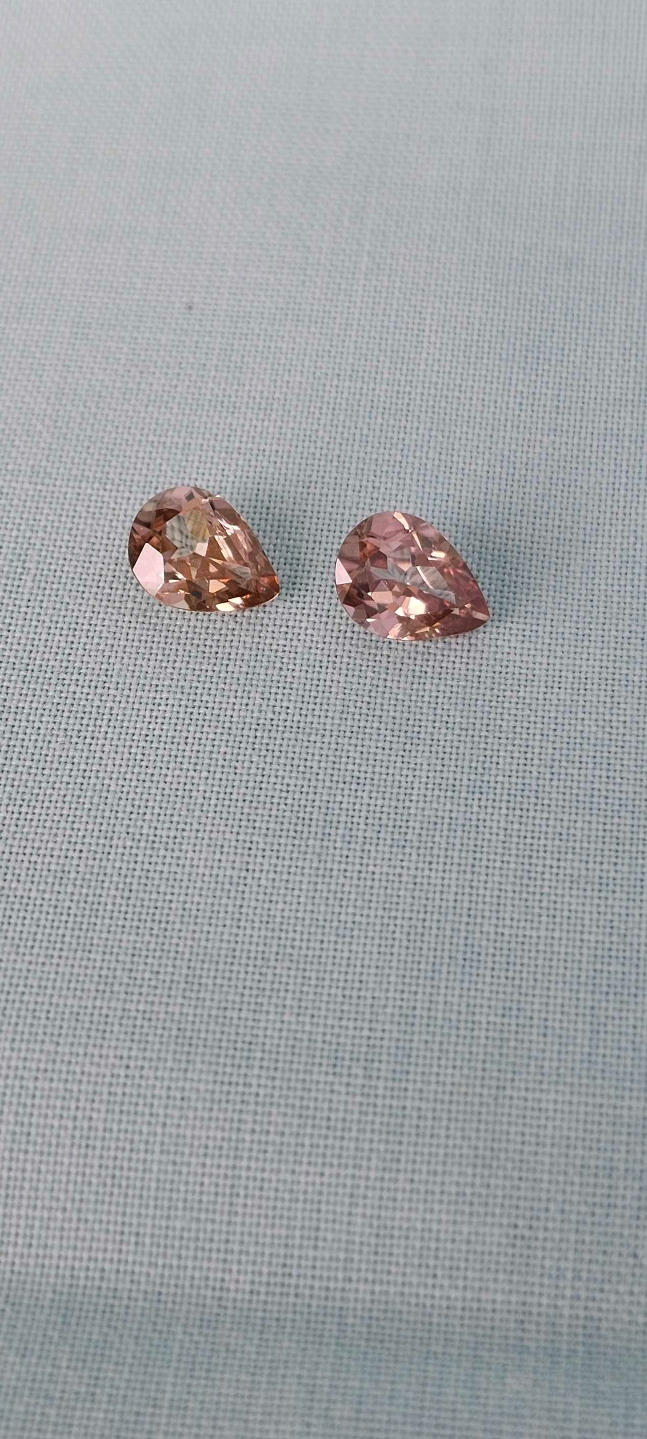 Pair of pears 🍐 Harts Range Zircons - Evolution Gemstones