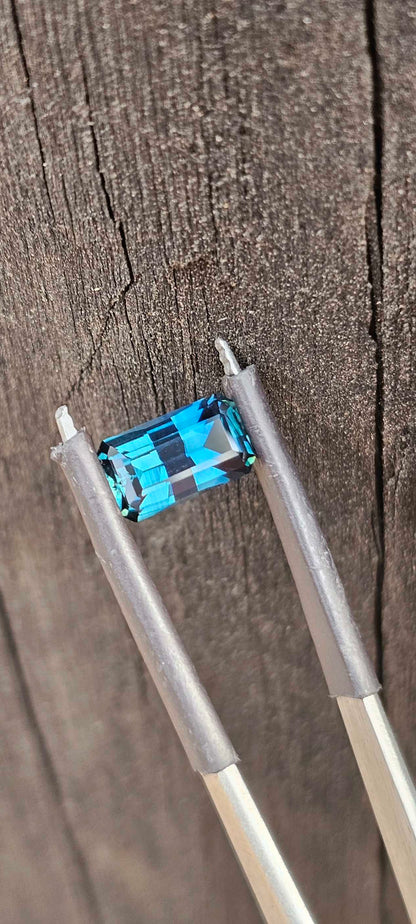 1.63ct Blue Rectangle Sapphire - Evolution Gemstones