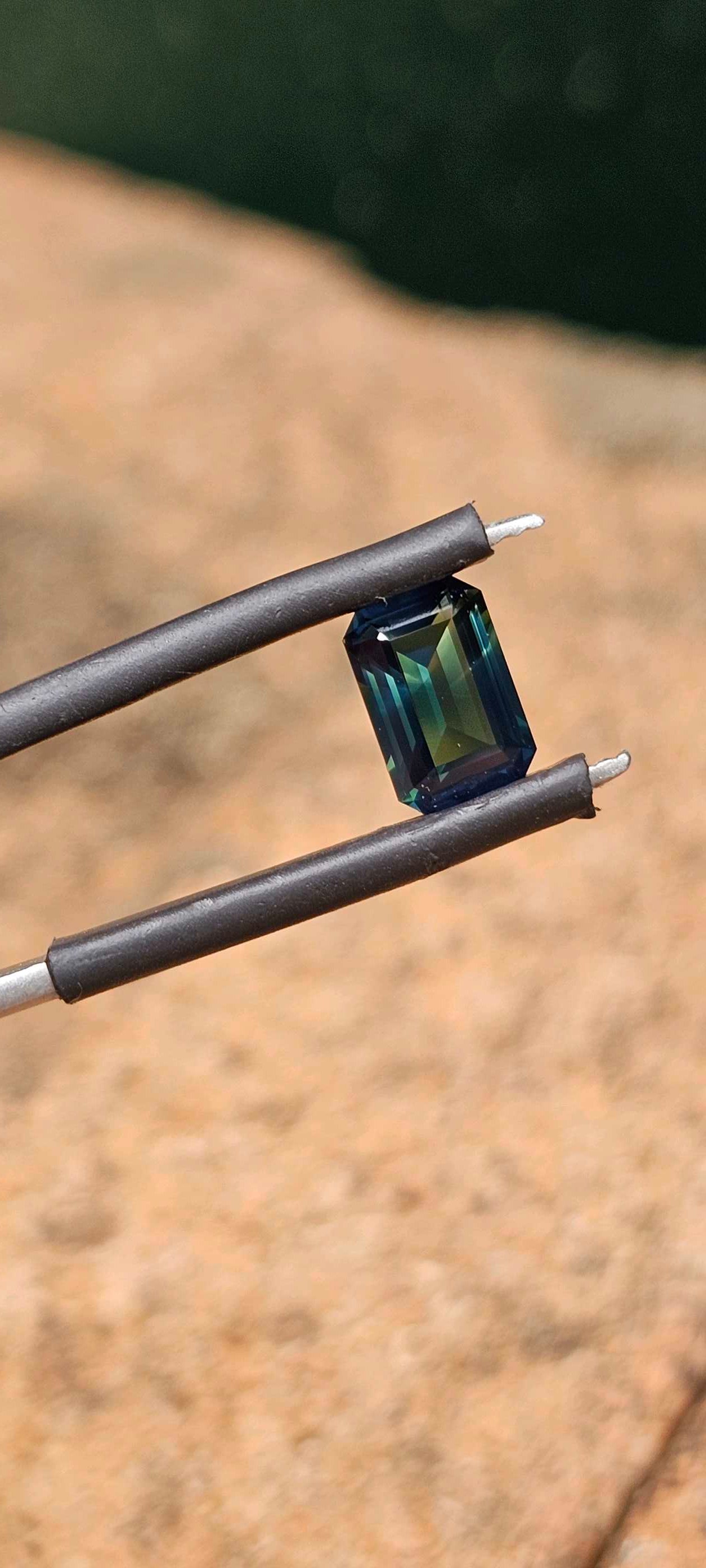 1.52ct intense teal peacock sapphire - Evolution Gemstones