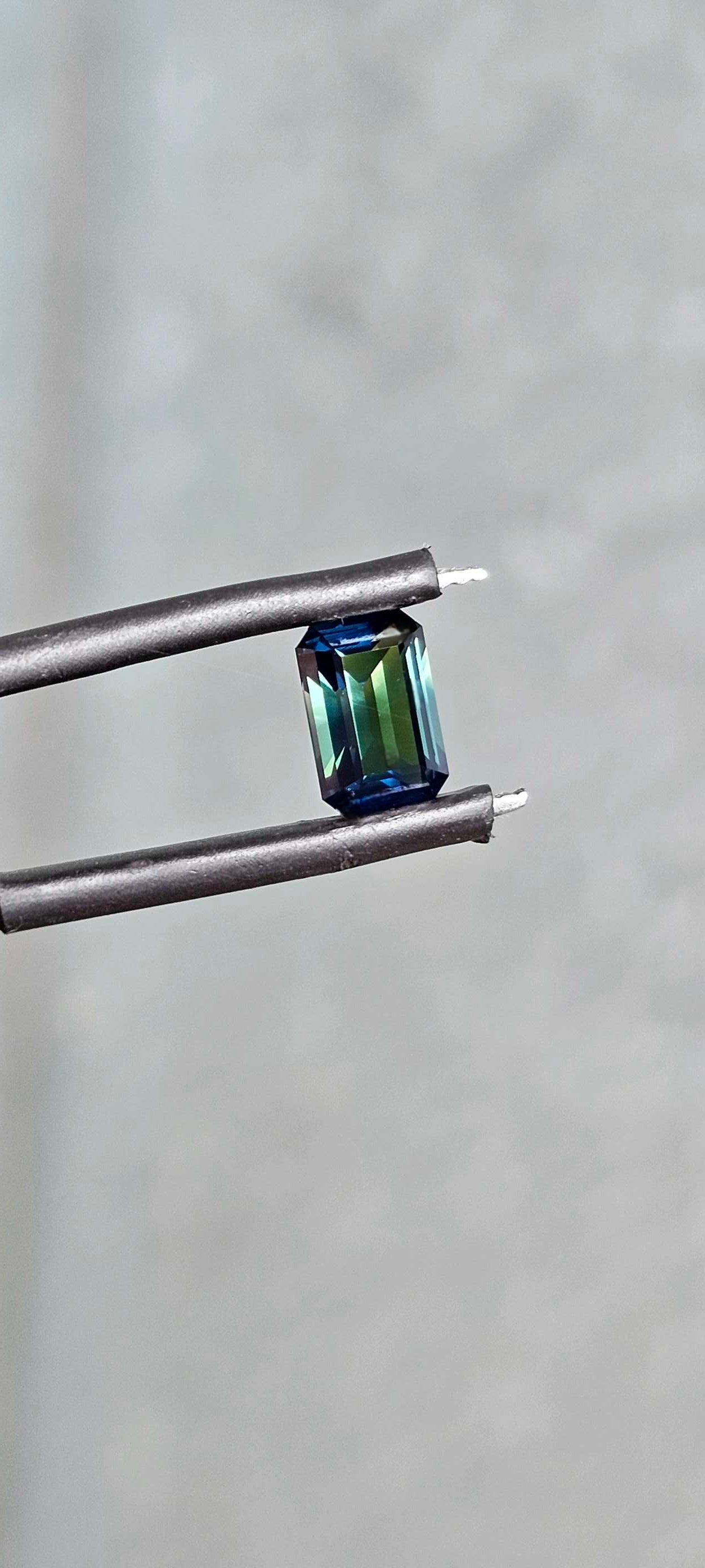 1.52ct intense teal peacock sapphire - Evolution Gemstones