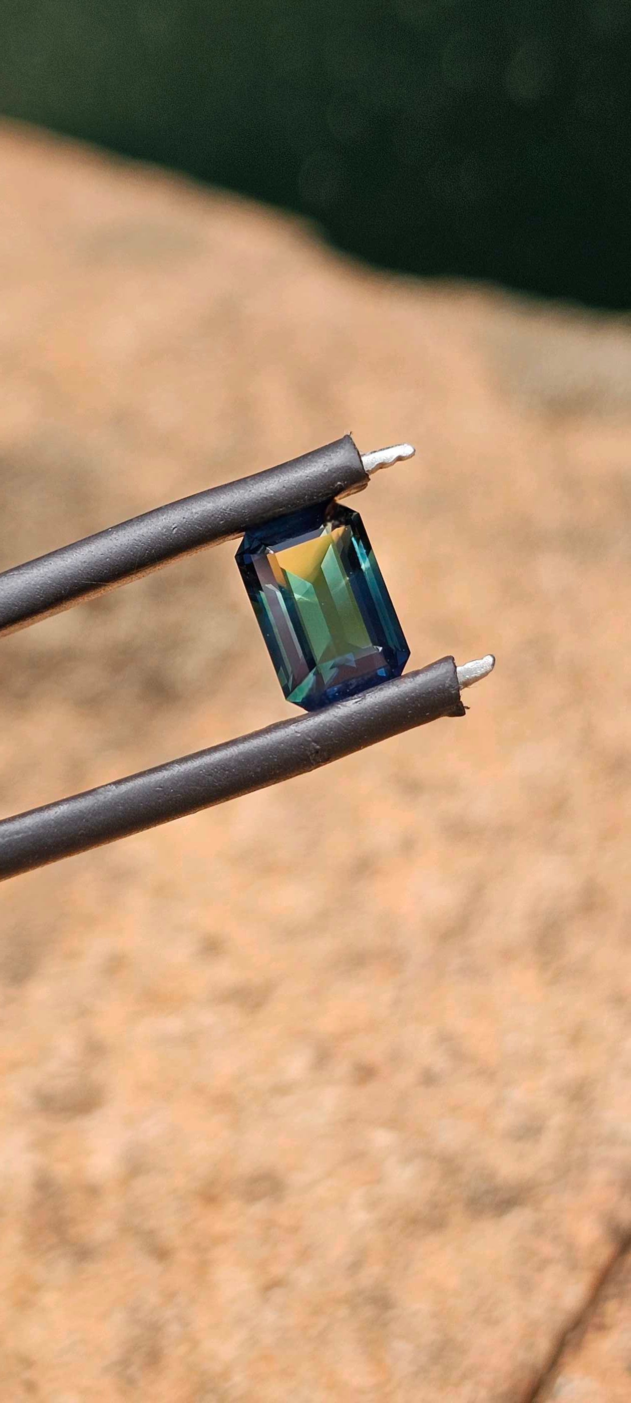 1.52ct intense teal peacock sapphire - Evolution Gemstones