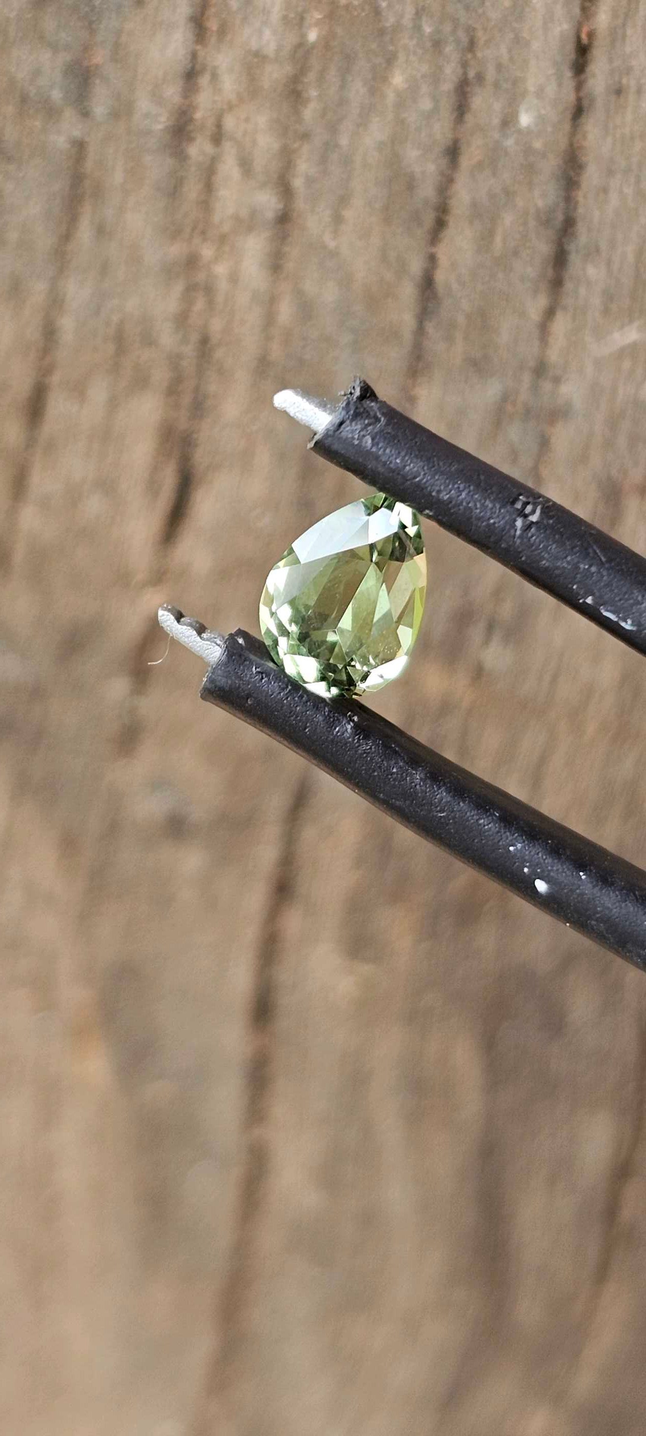 0.655ct Light green pear sapphire - Evolution Gemstones