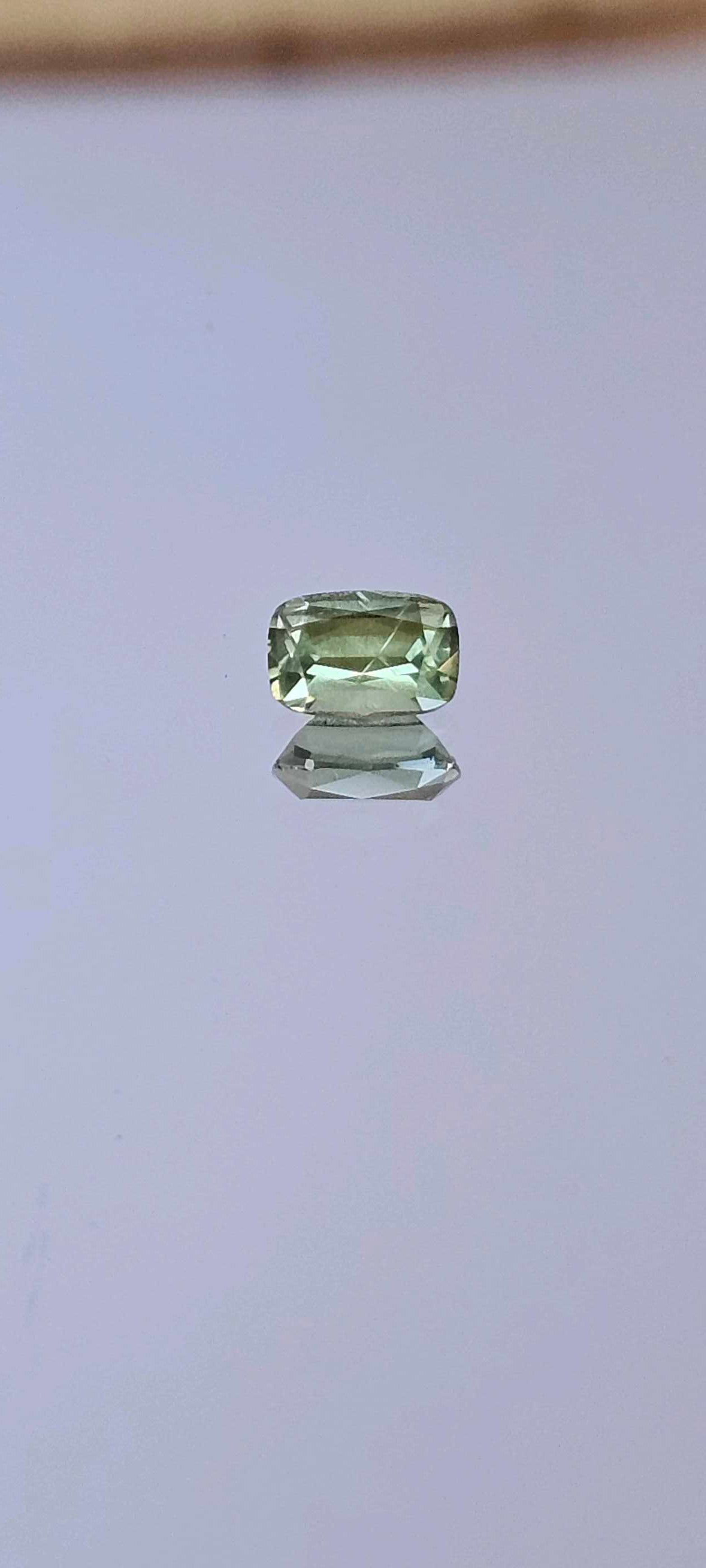 0.560ct Mellow greenish yellow sapphire - Evolution Gemstones