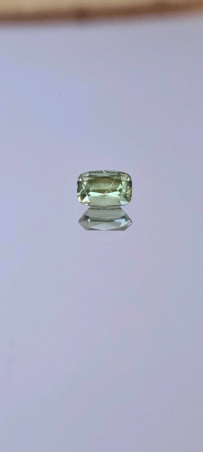 0.560ct Mellow greenish yellow sapphire - Evolution Gemstones