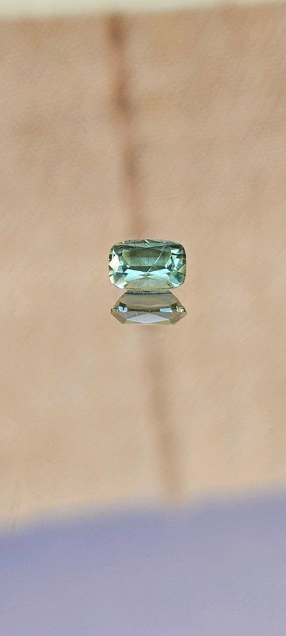 0.560ct Mellow greenish yellow sapphire - Evolution Gemstones