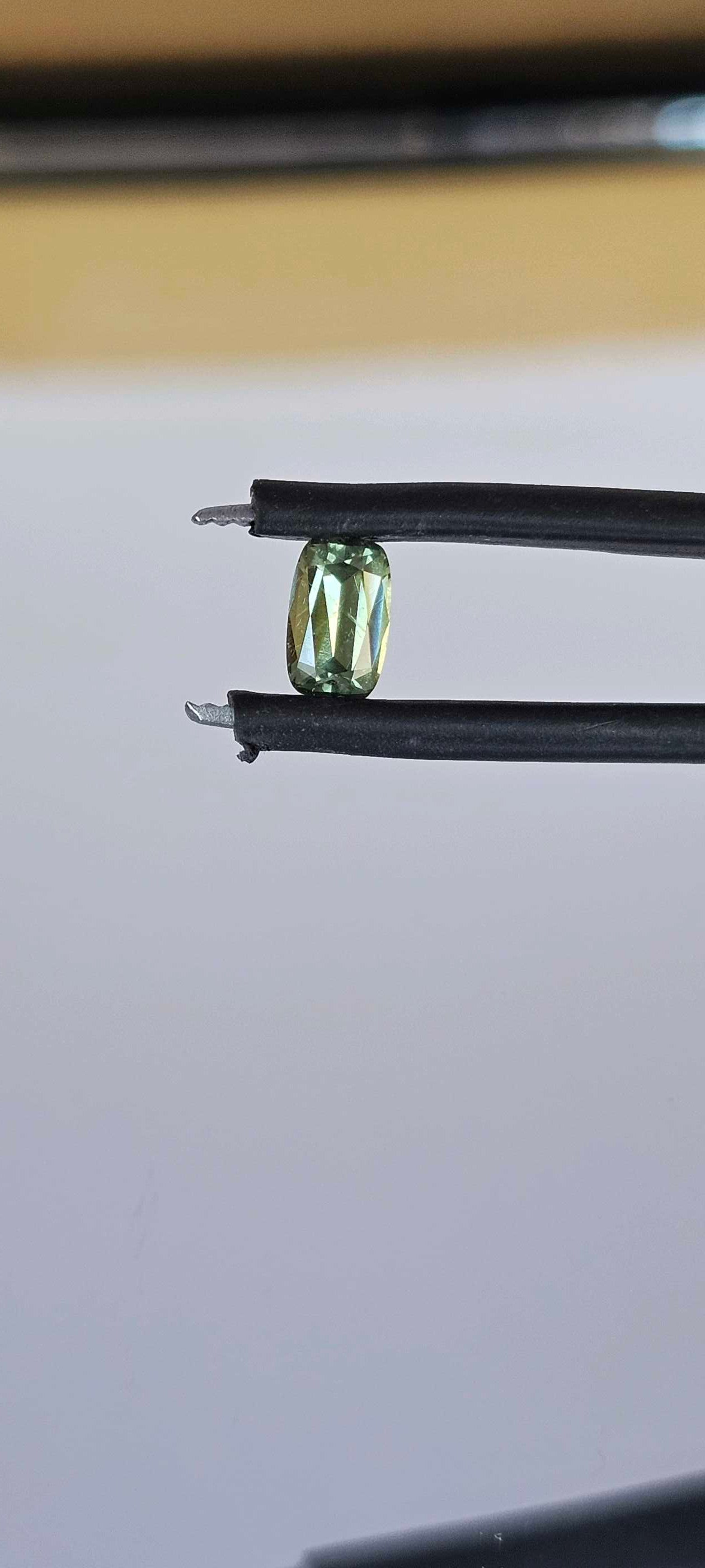 0.560ct Mellow greenish yellow sapphire - Evolution Gemstones