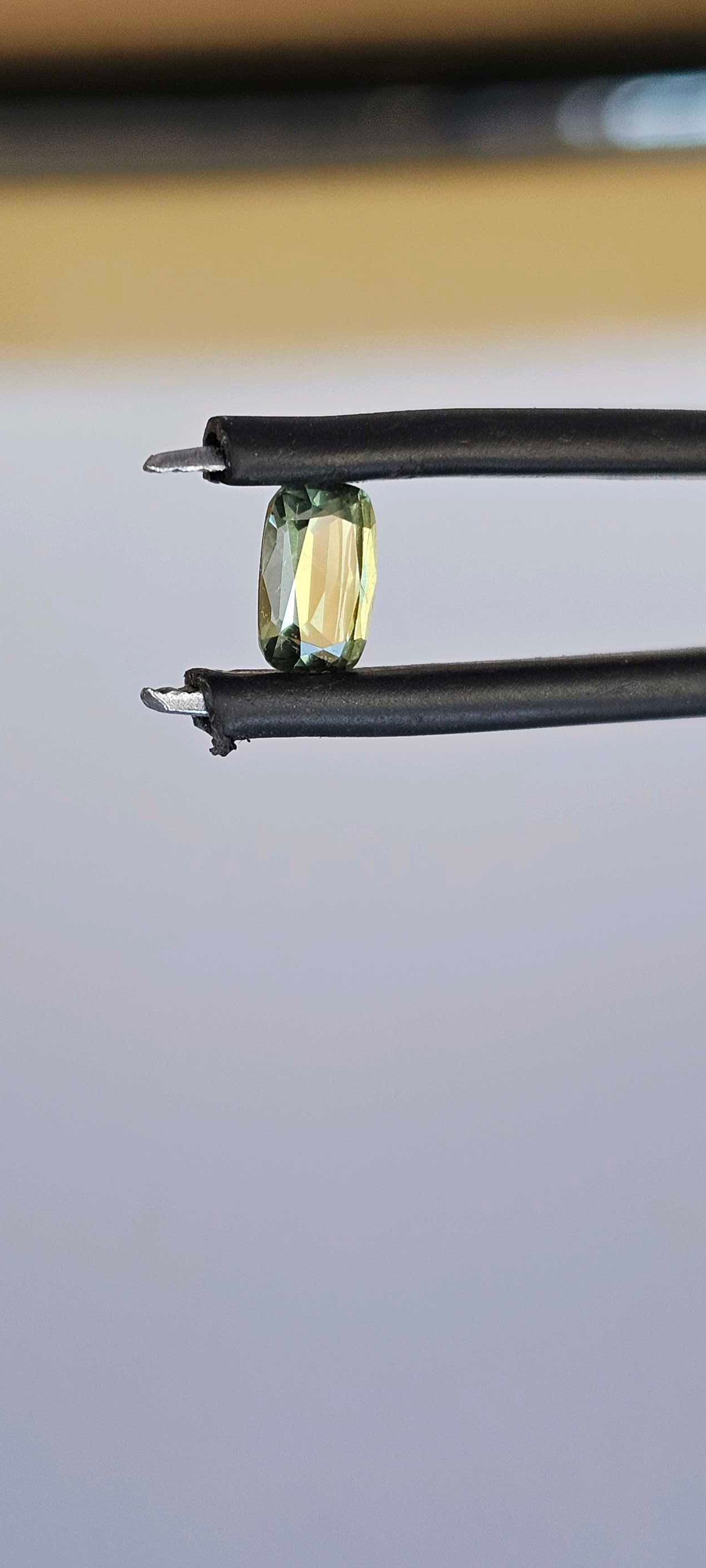 0.560ct Mellow greenish yellow sapphire - Evolution Gemstones