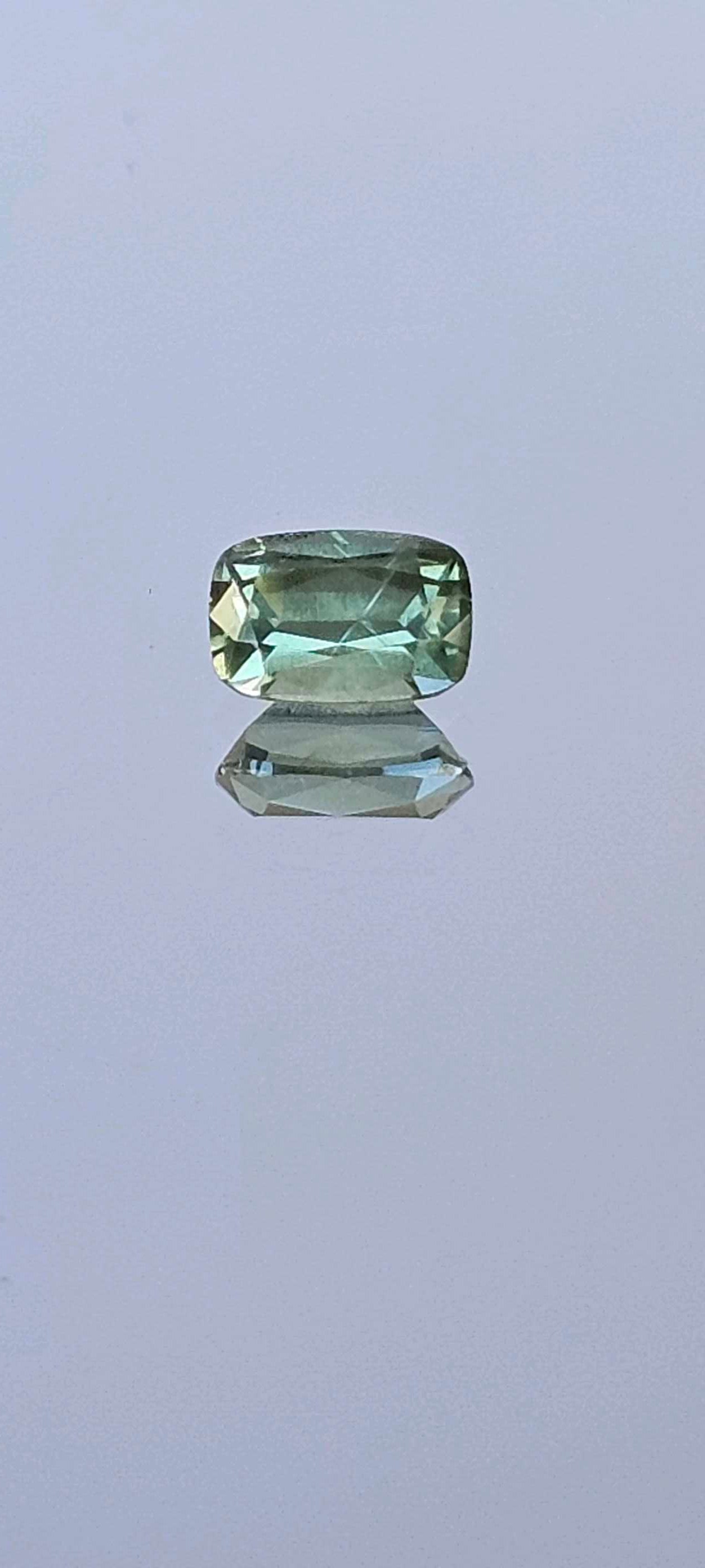 0.560ct Mellow greenish yellow sapphire - Evolution Gemstones