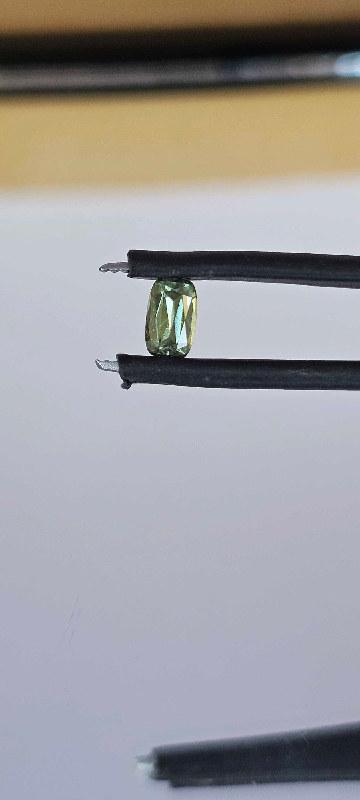 0.560ct Mellow greenish yellow sapphire - Evolution Gemstones