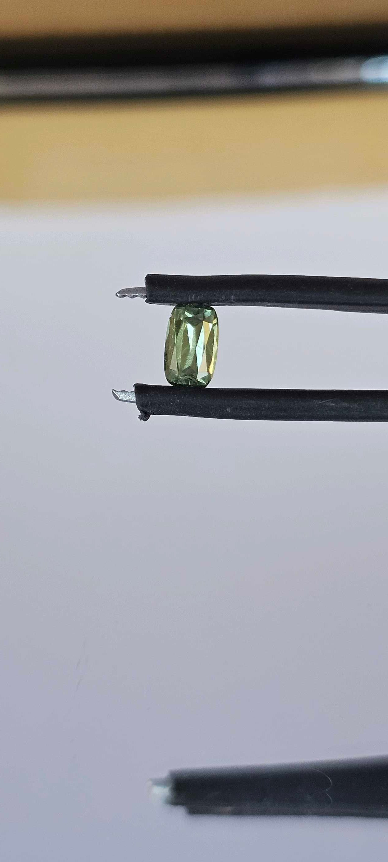 0.560ct Mellow greenish yellow sapphire - Evolution Gemstones