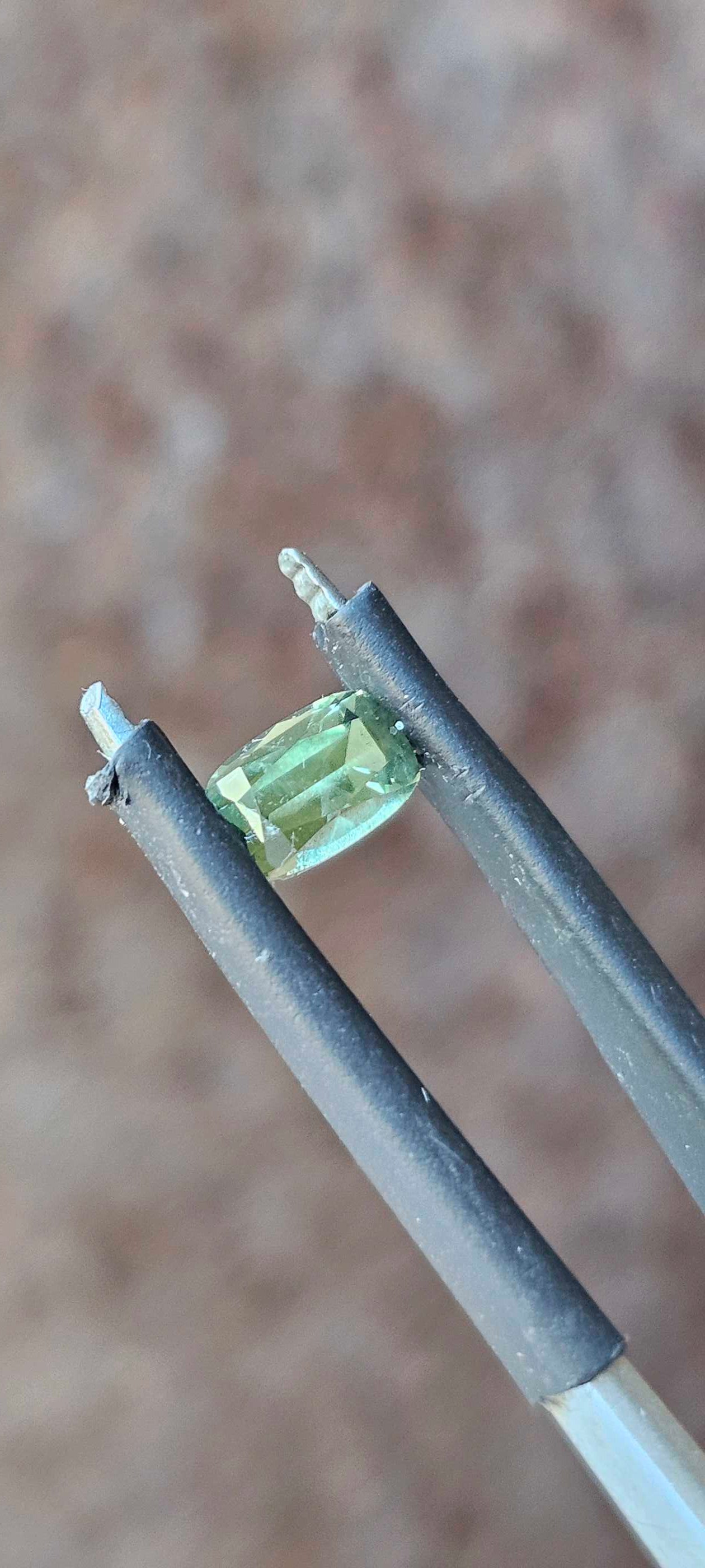 0.560ct Mellow greenish yellow sapphire - Evolution Gemstones