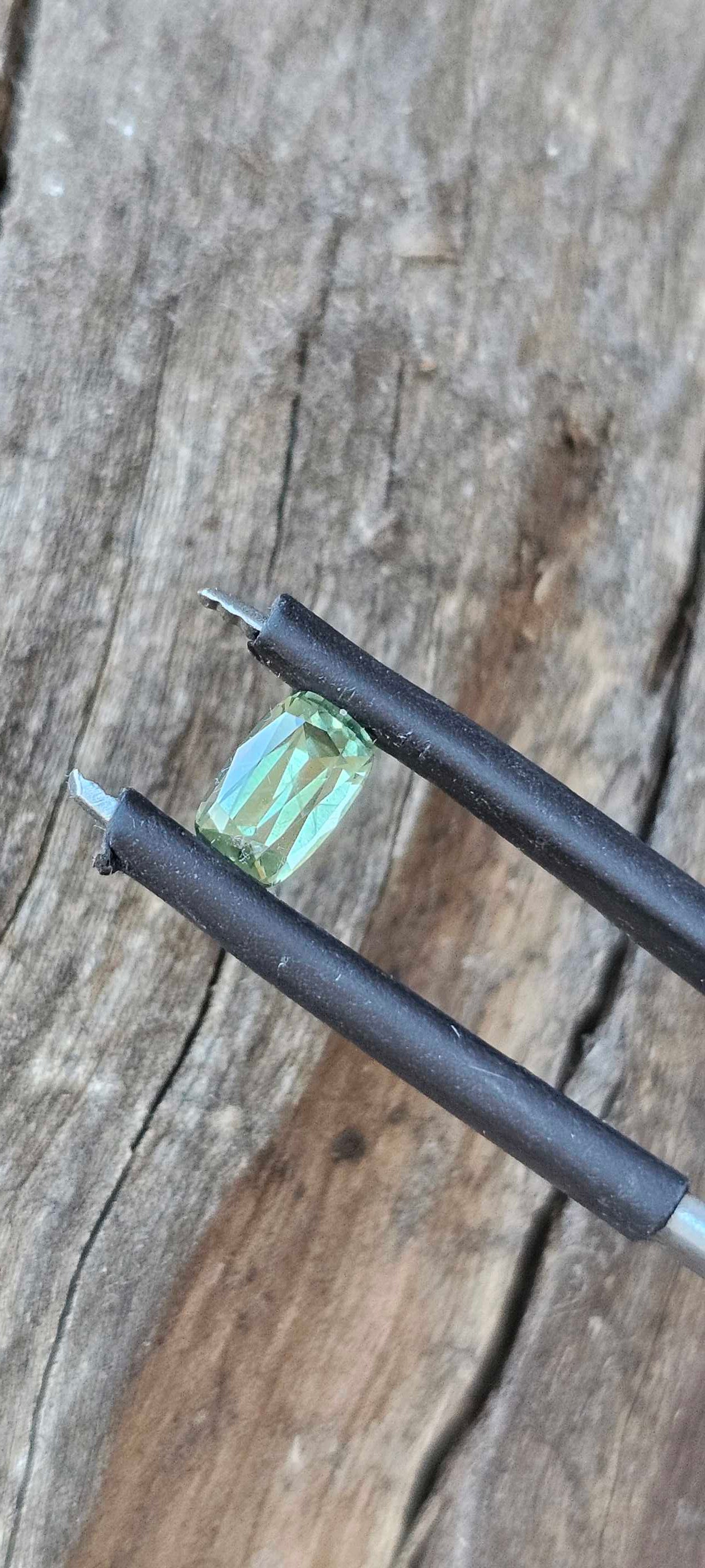 0.560ct Mellow greenish yellow sapphire - Evolution Gemstones