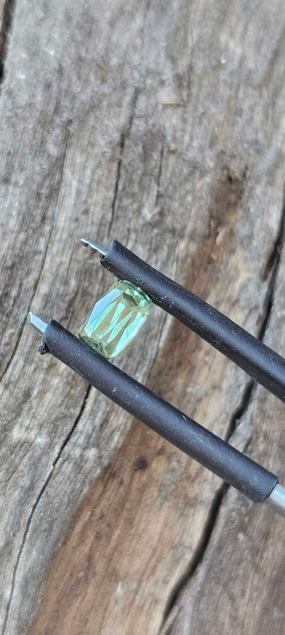 0.560ct Mellow greenish yellow sapphire - Evolution Gemstones