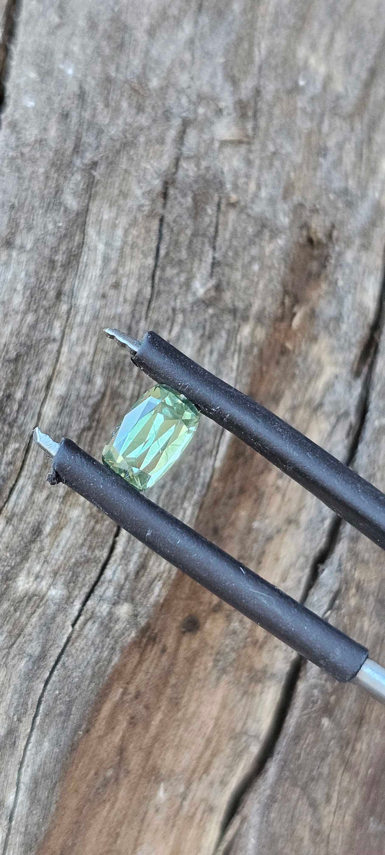 0.560ct Mellow greenish yellow sapphire - Evolution Gemstones