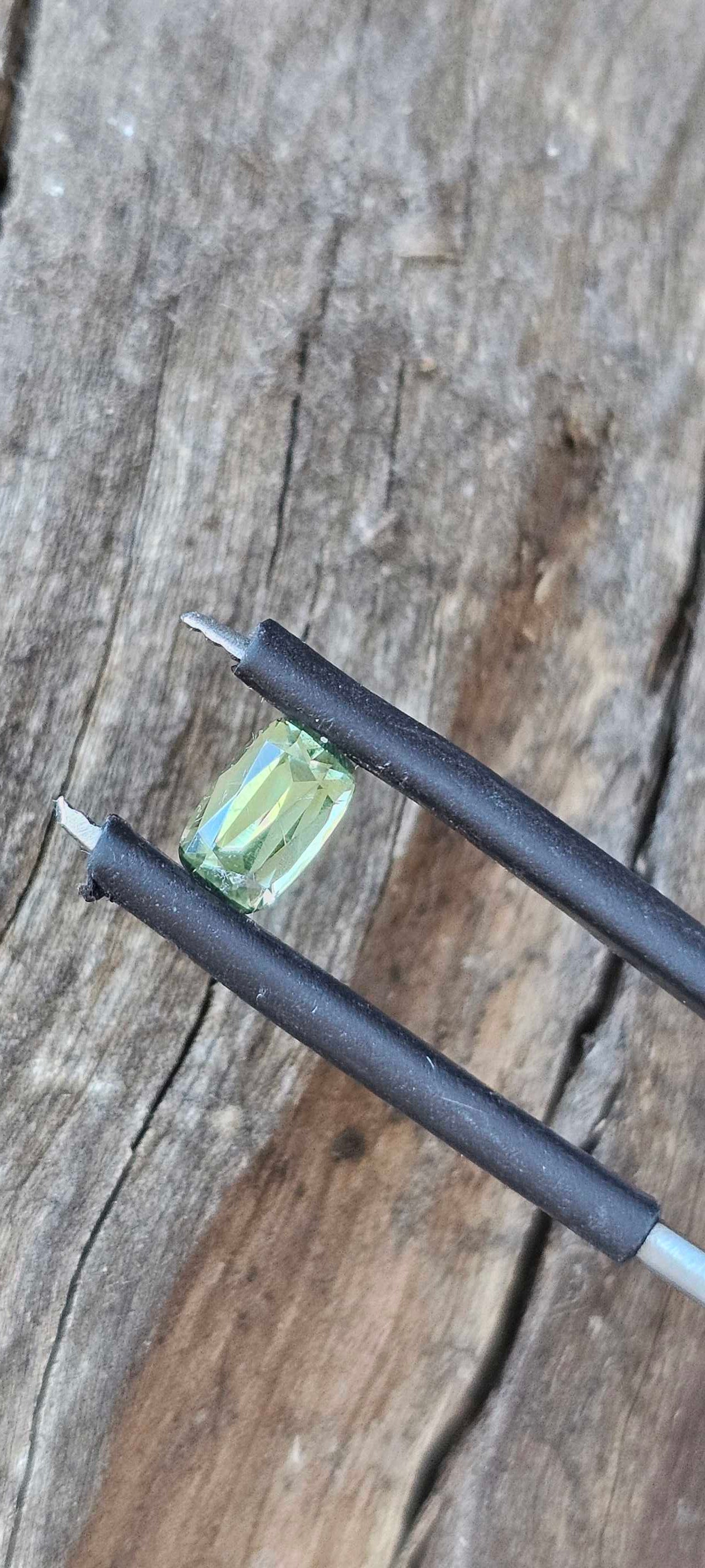 0.560ct Mellow greenish yellow sapphire - Evolution Gemstones